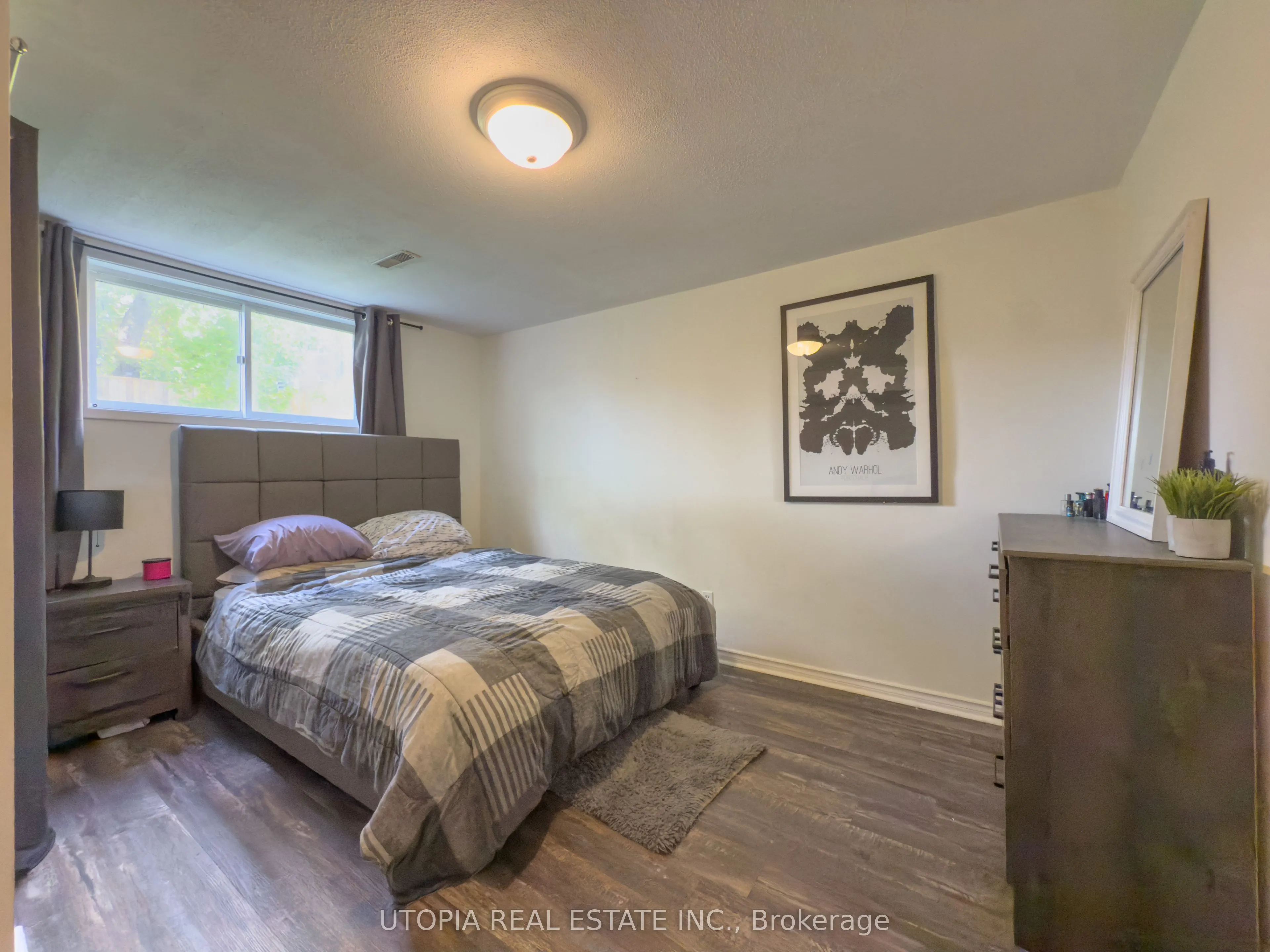 165 North Service Road E