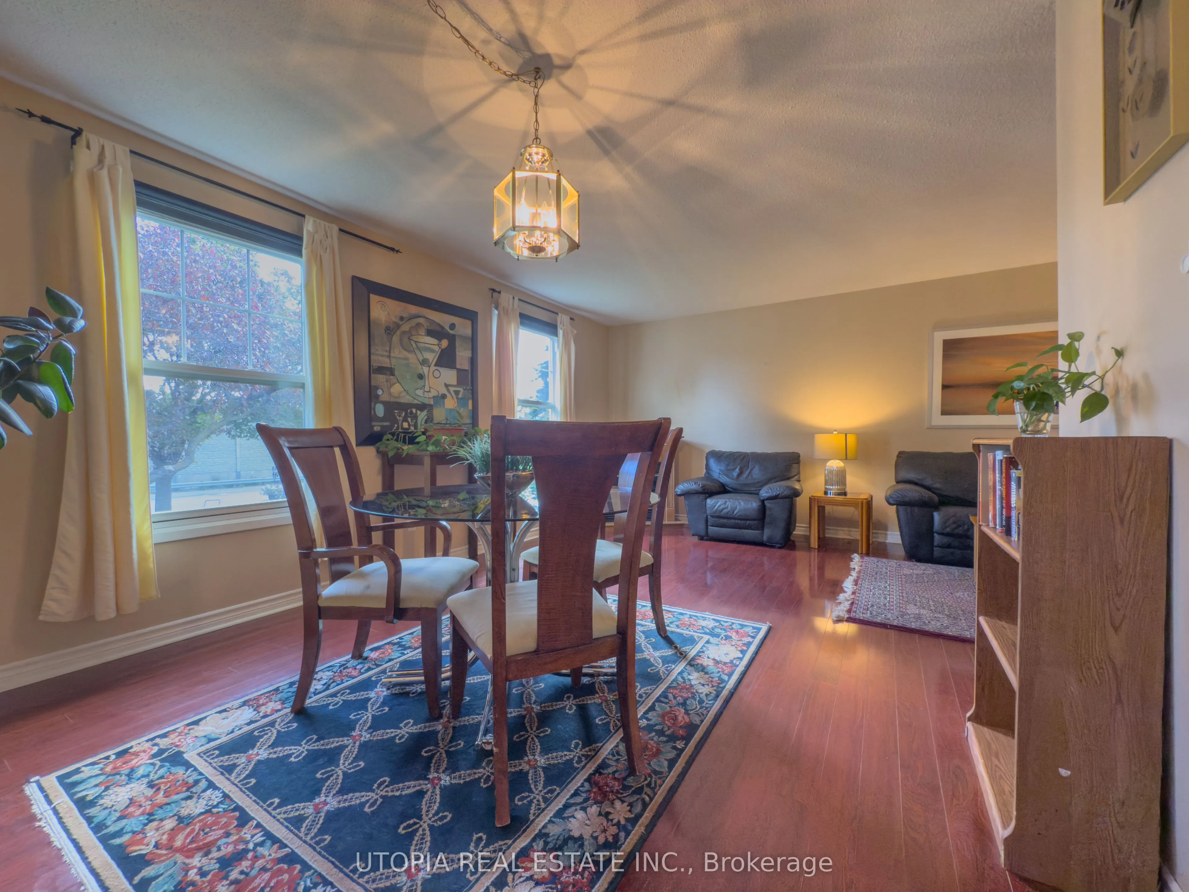 165 North Service Road E