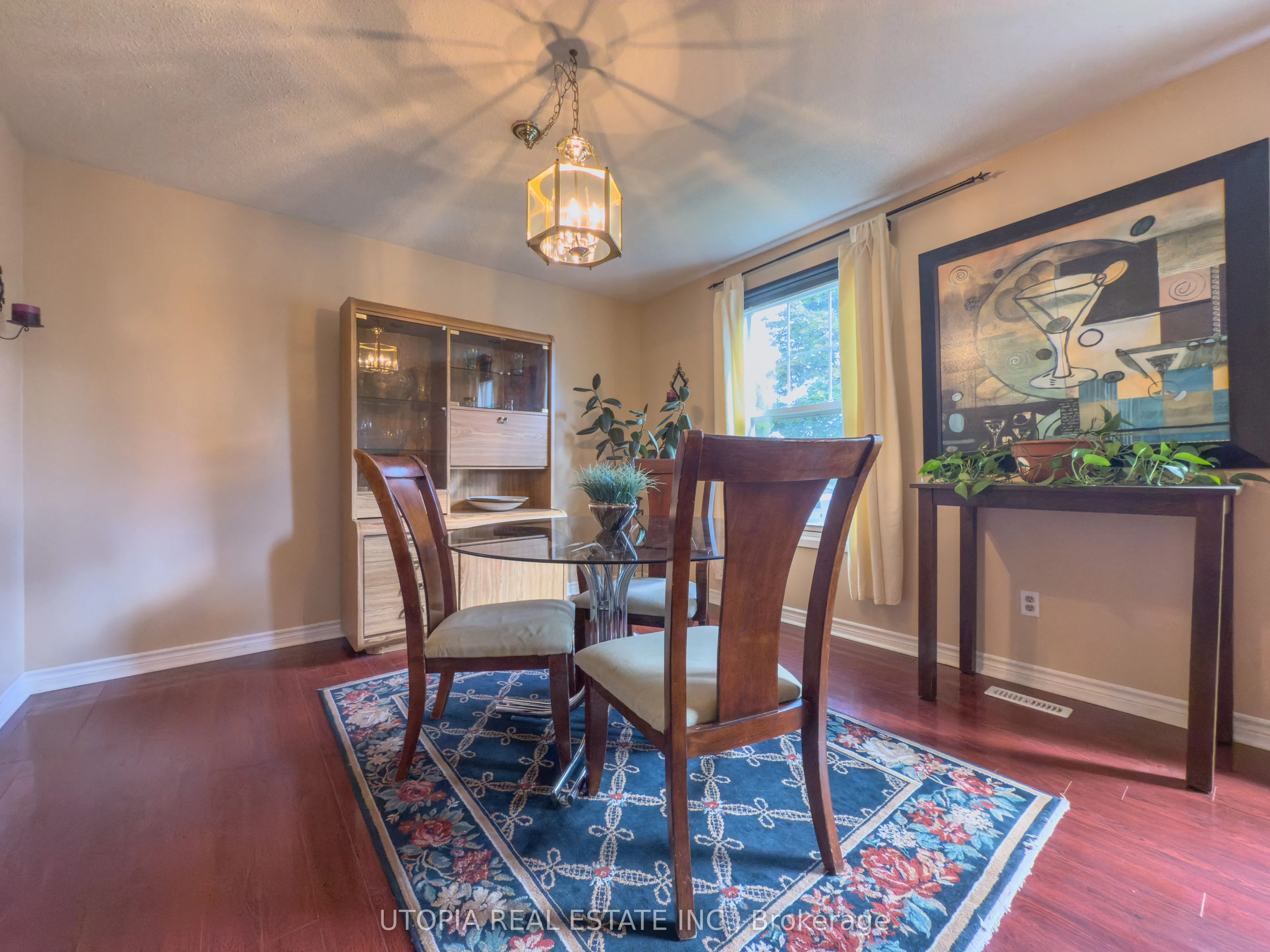 165 North Service Road E