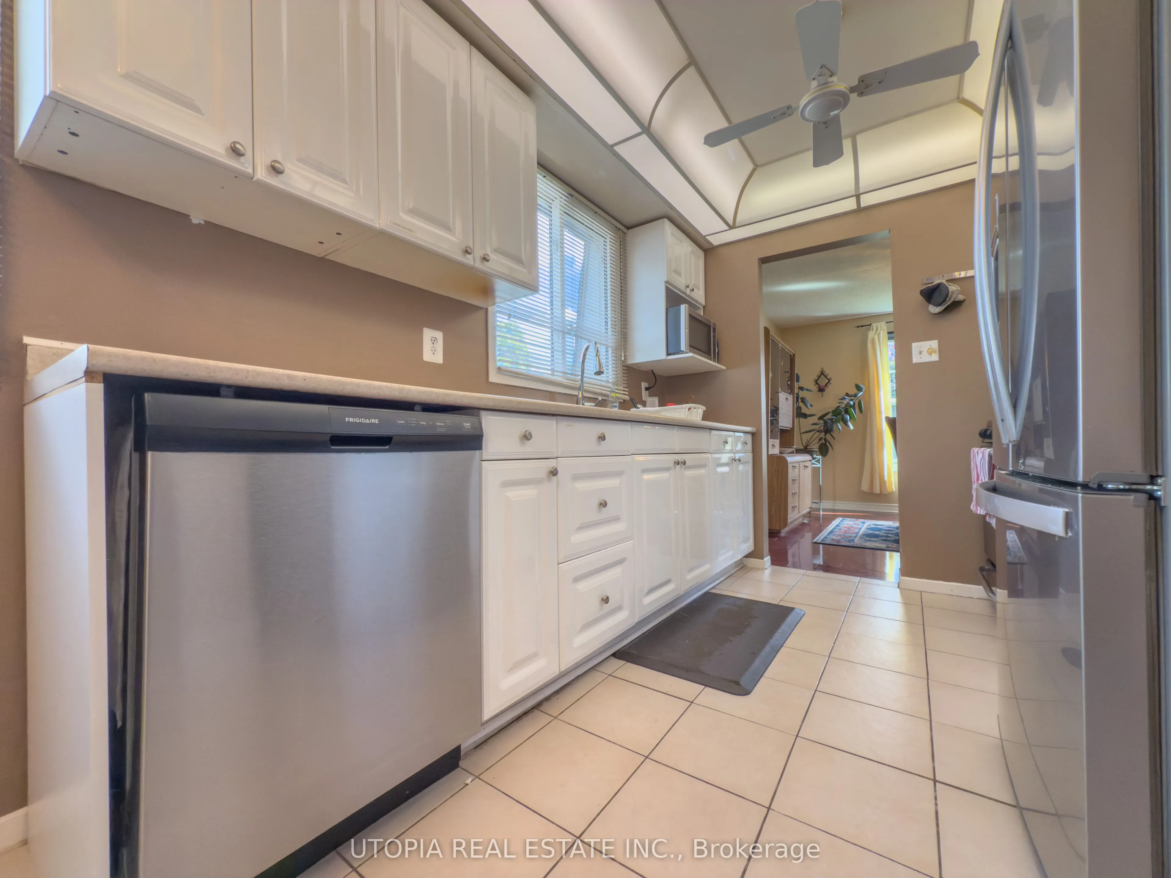 165 North Service Road E