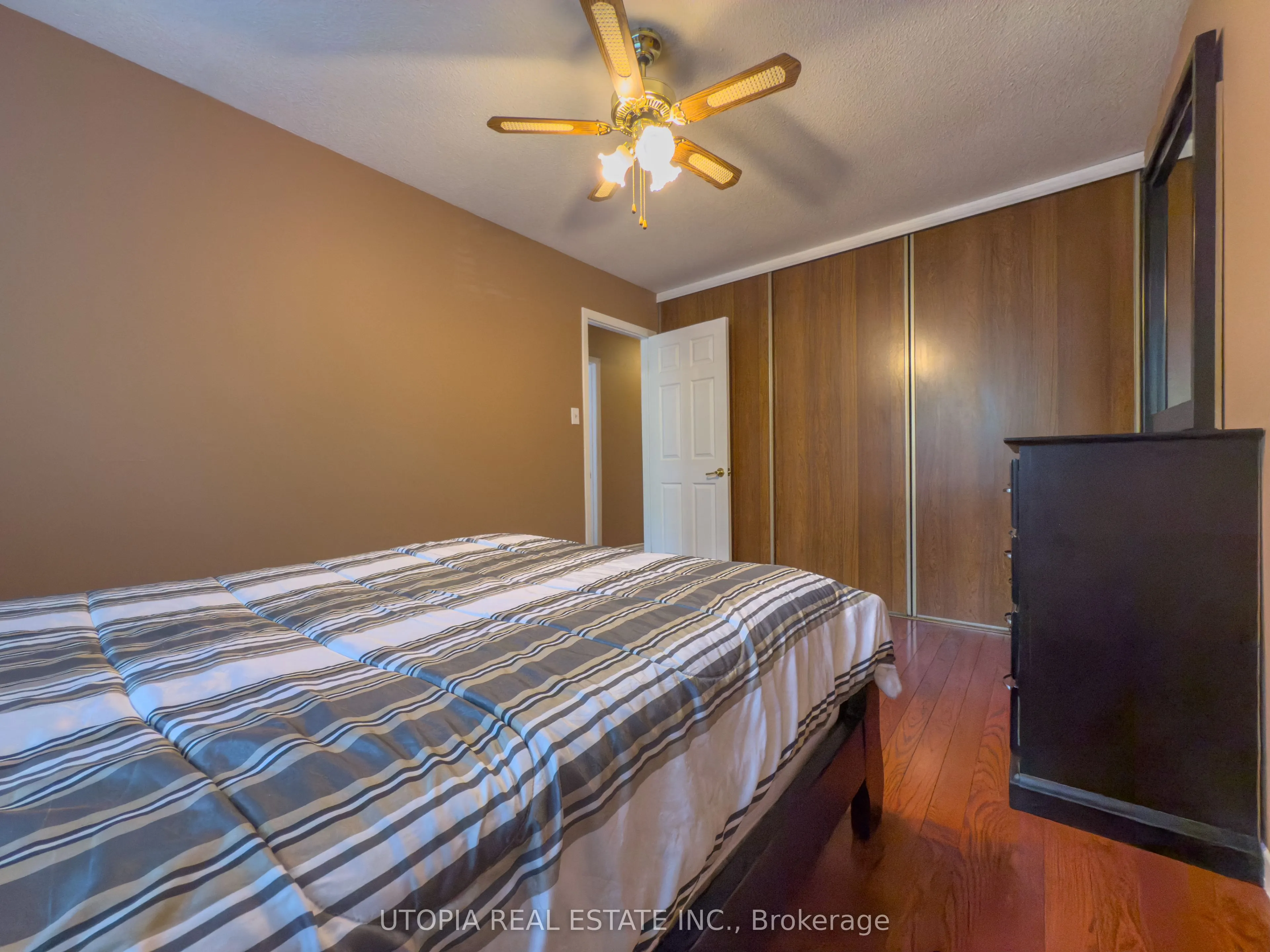 165 North Service Road E