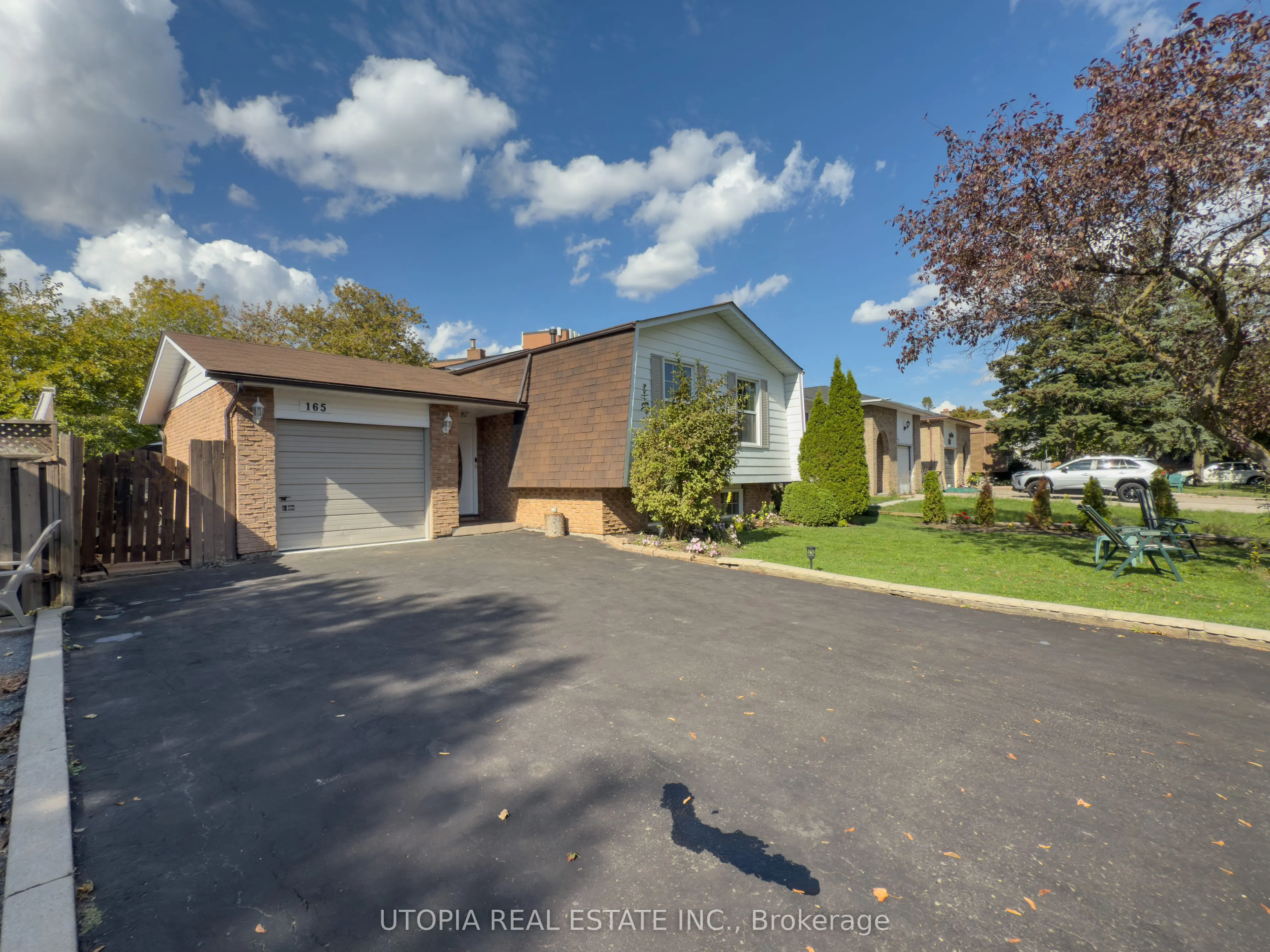 165 North Service Road E