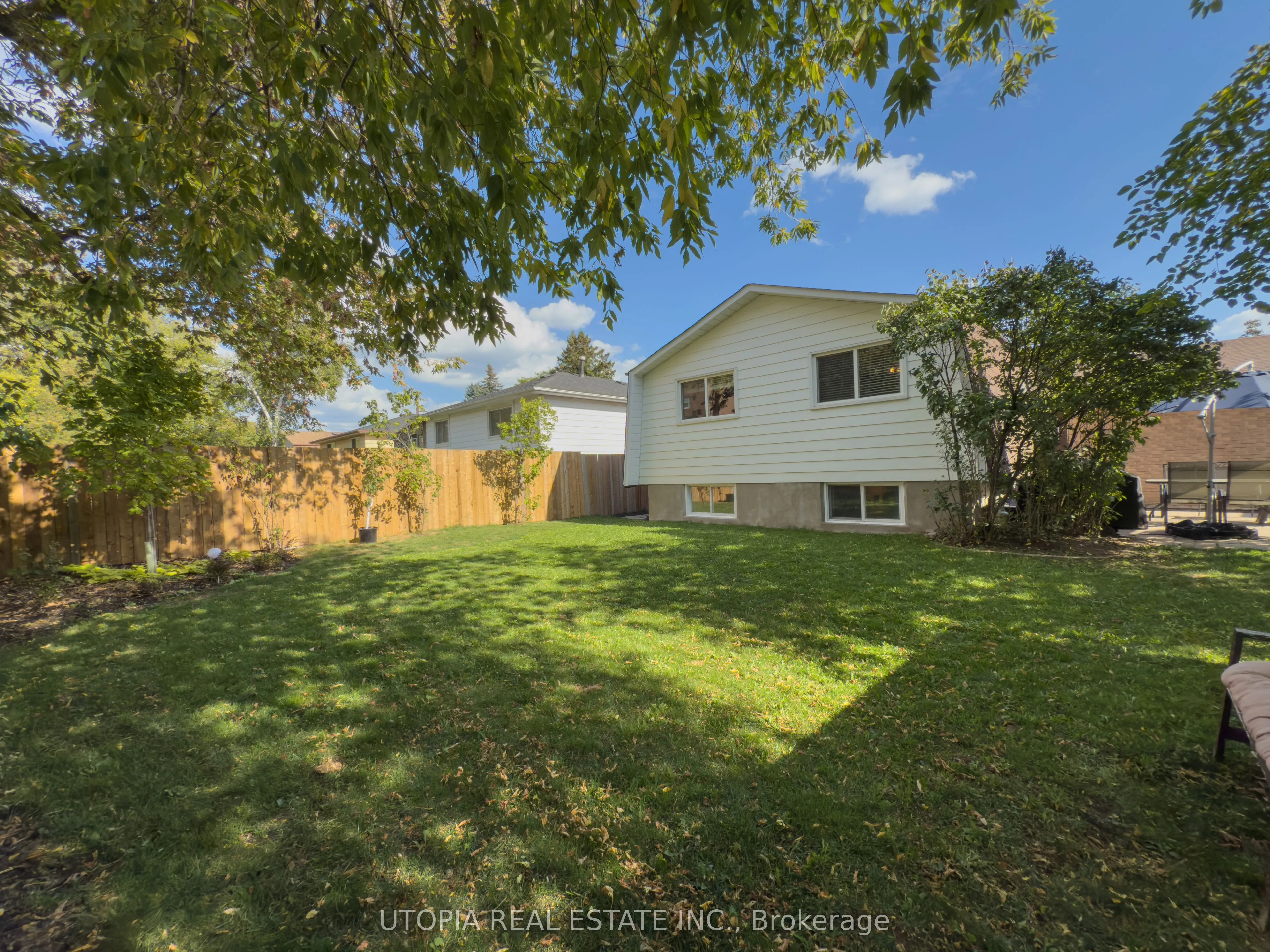 165 North Service Road E