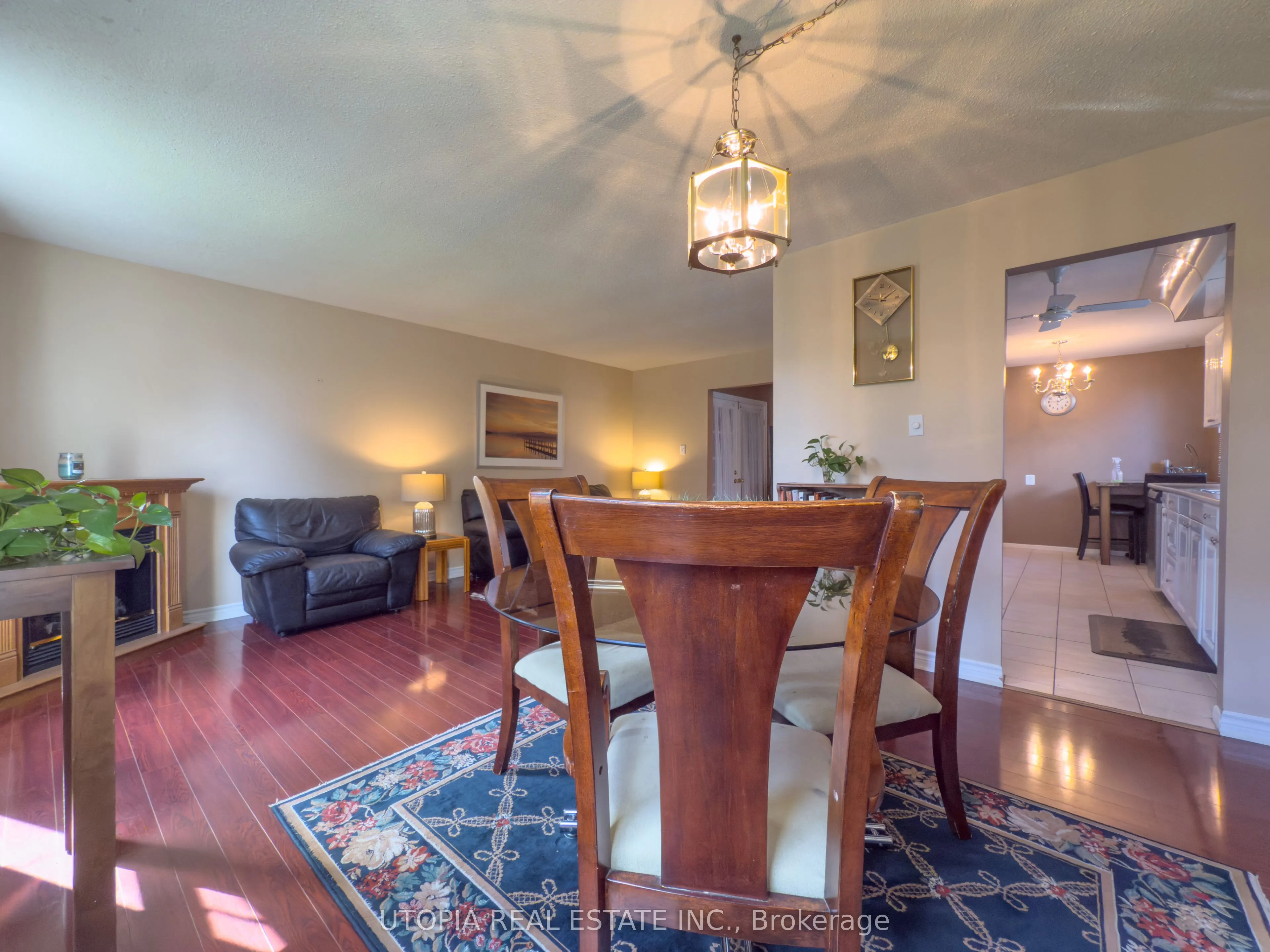 165 North Service Road E