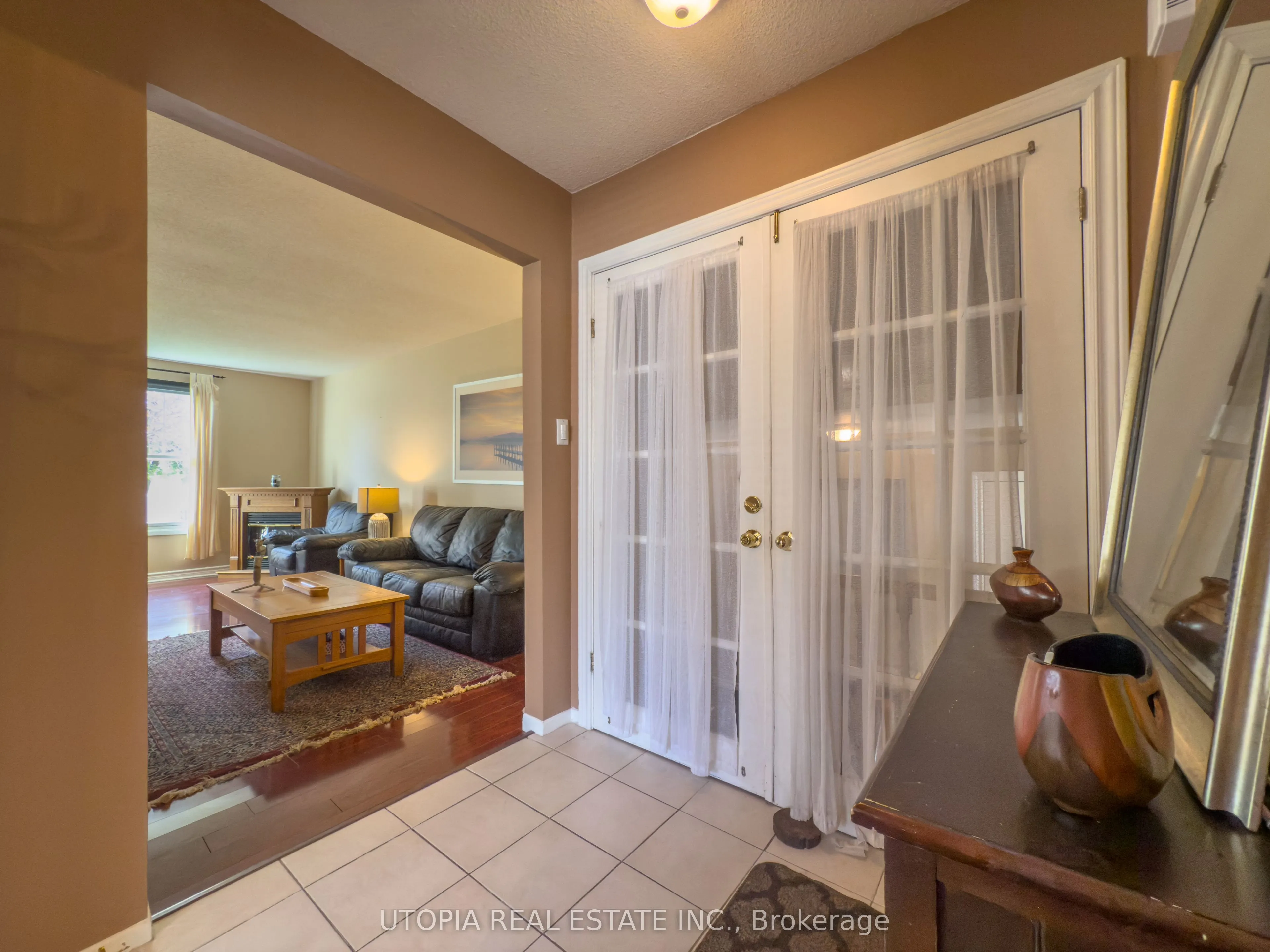 165 North Service Road E