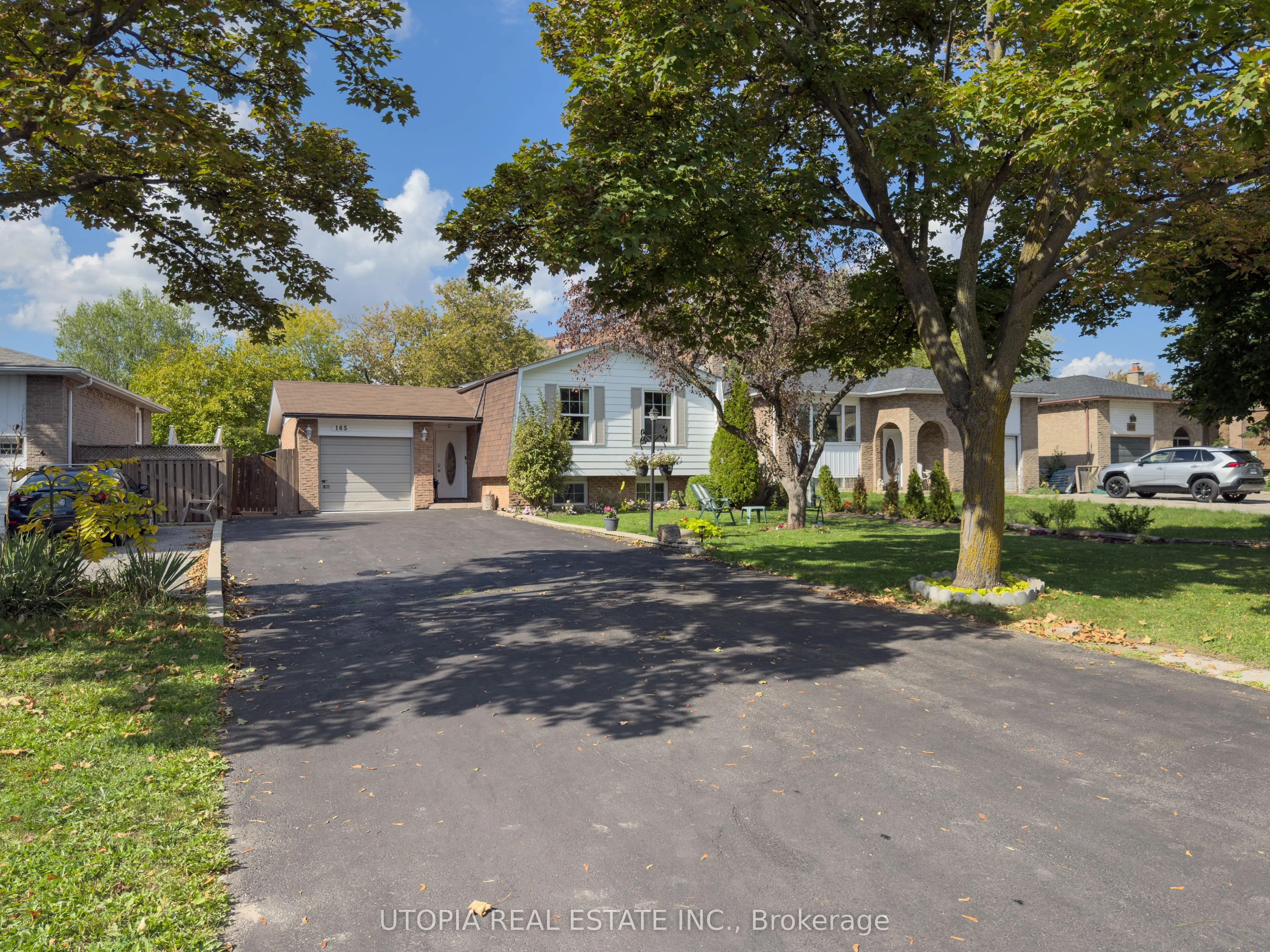 165 North Service Road E