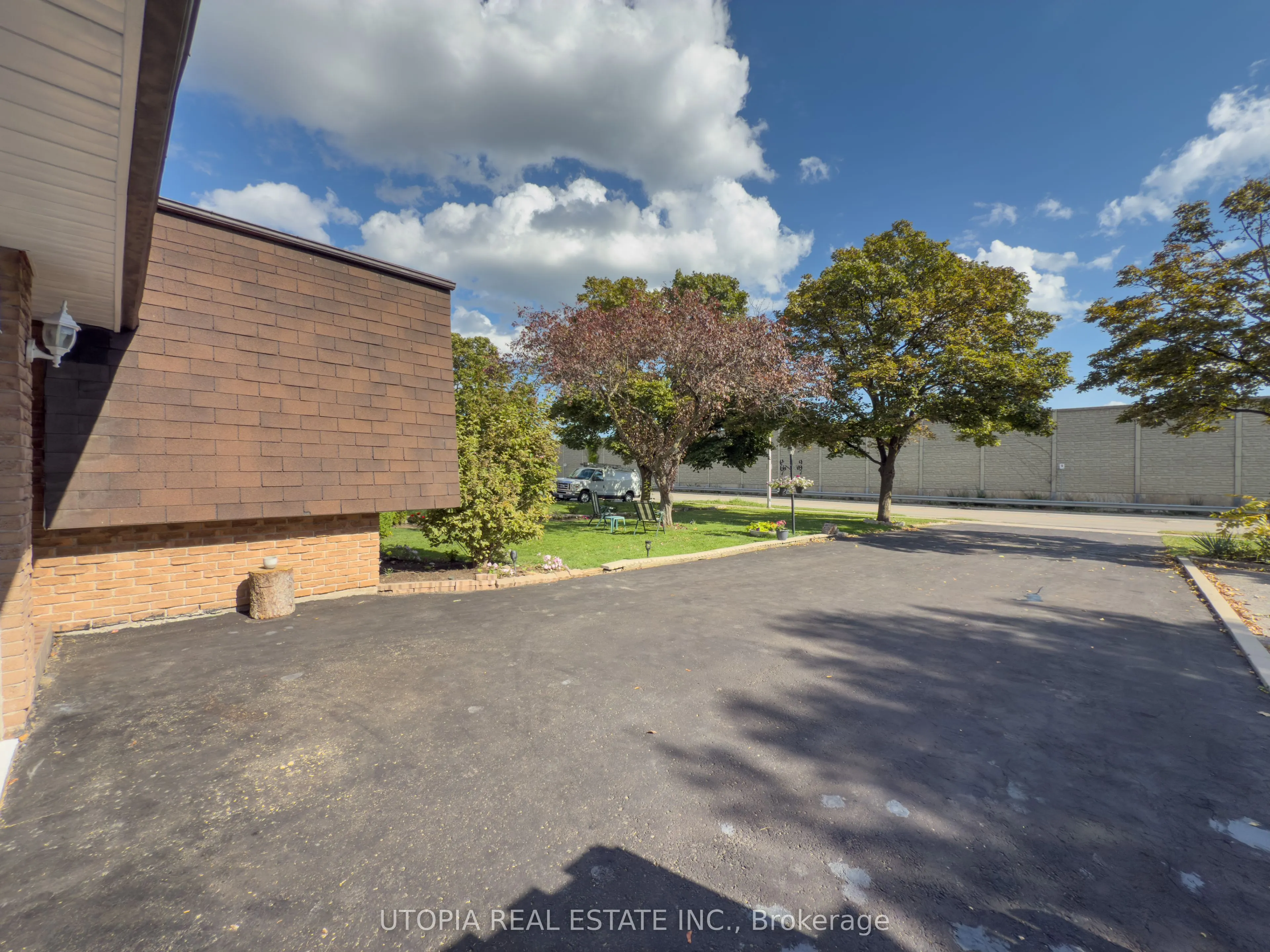165 North Service Road E