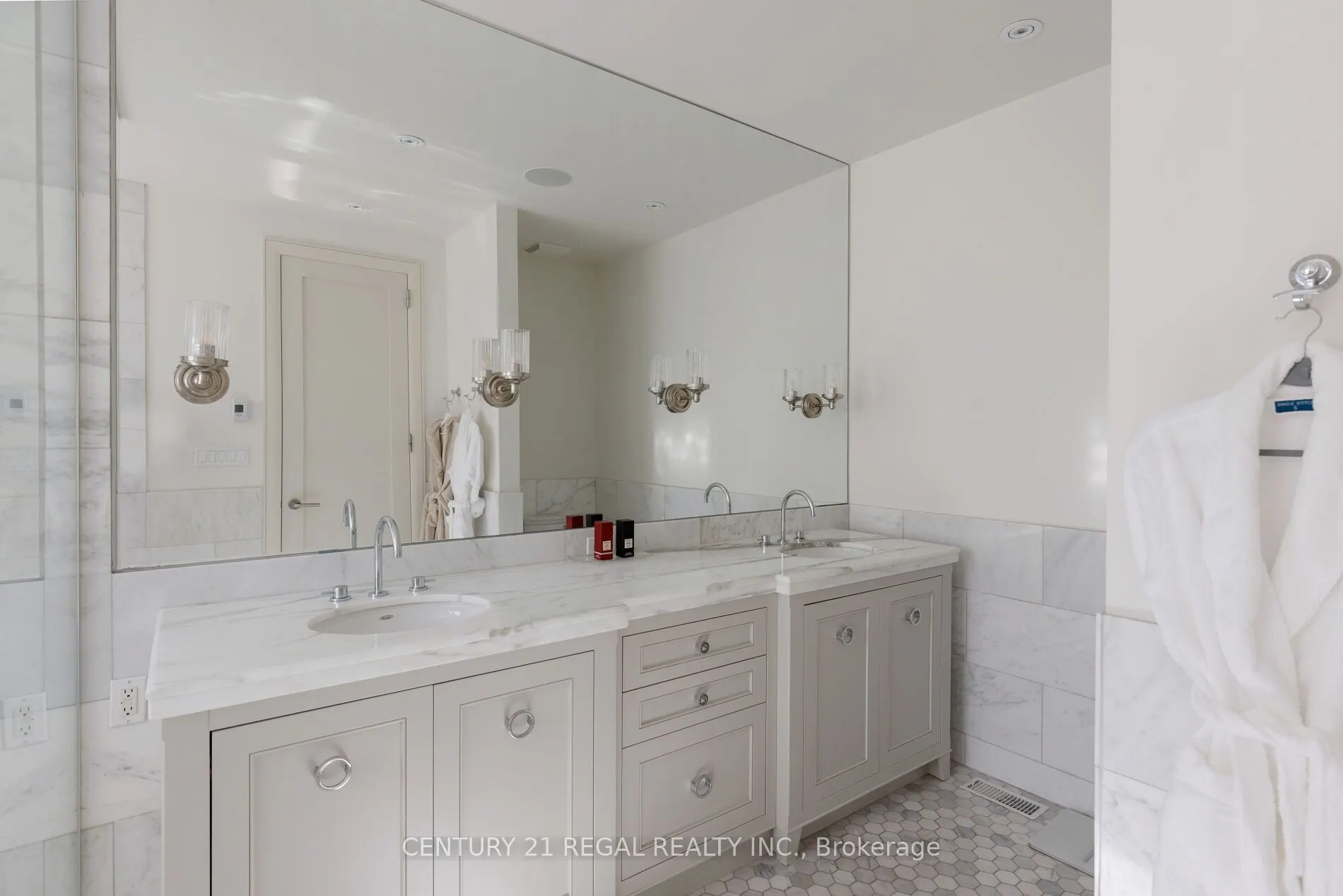 2442 Meadowood Crescent