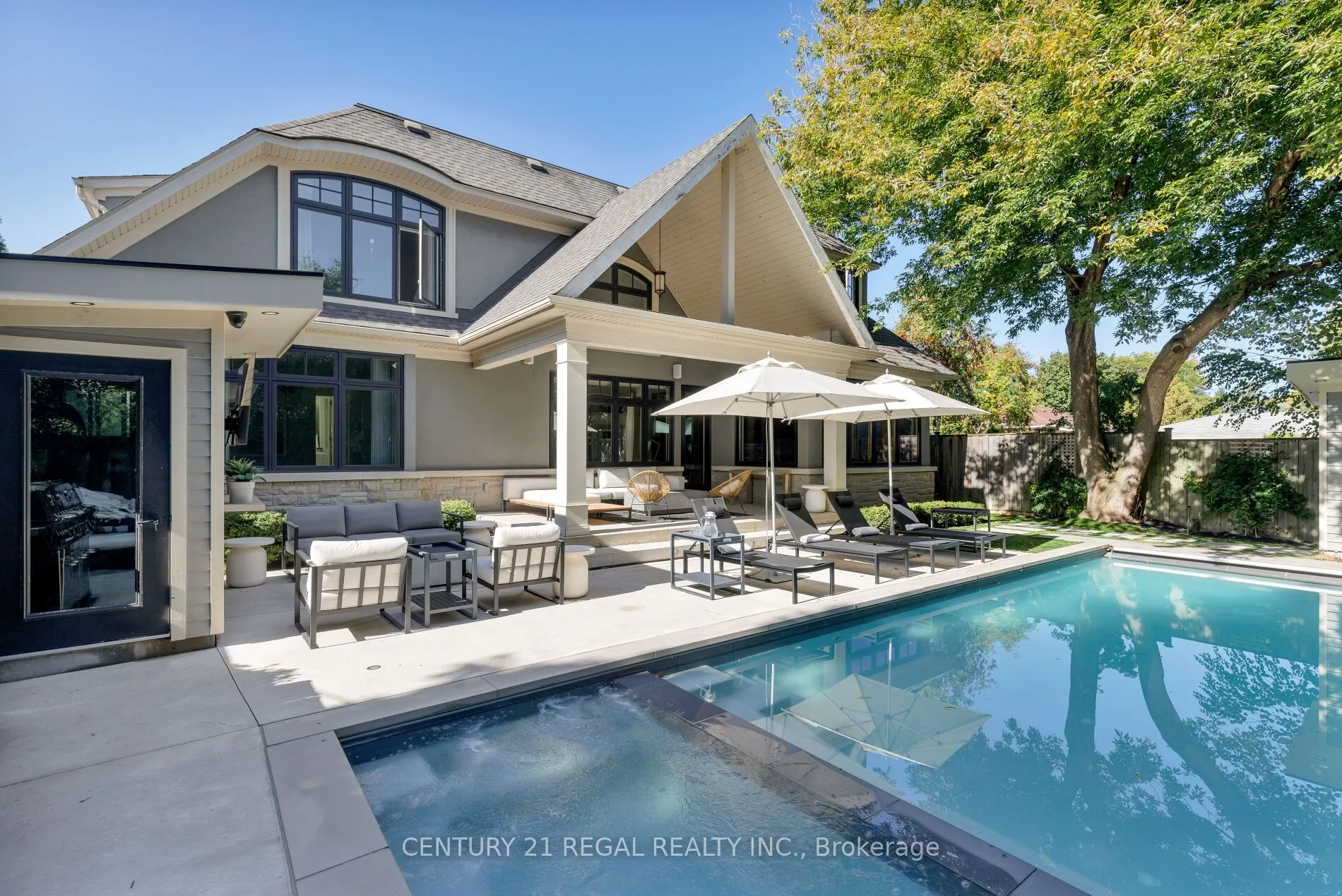 2442 Meadowood Crescent