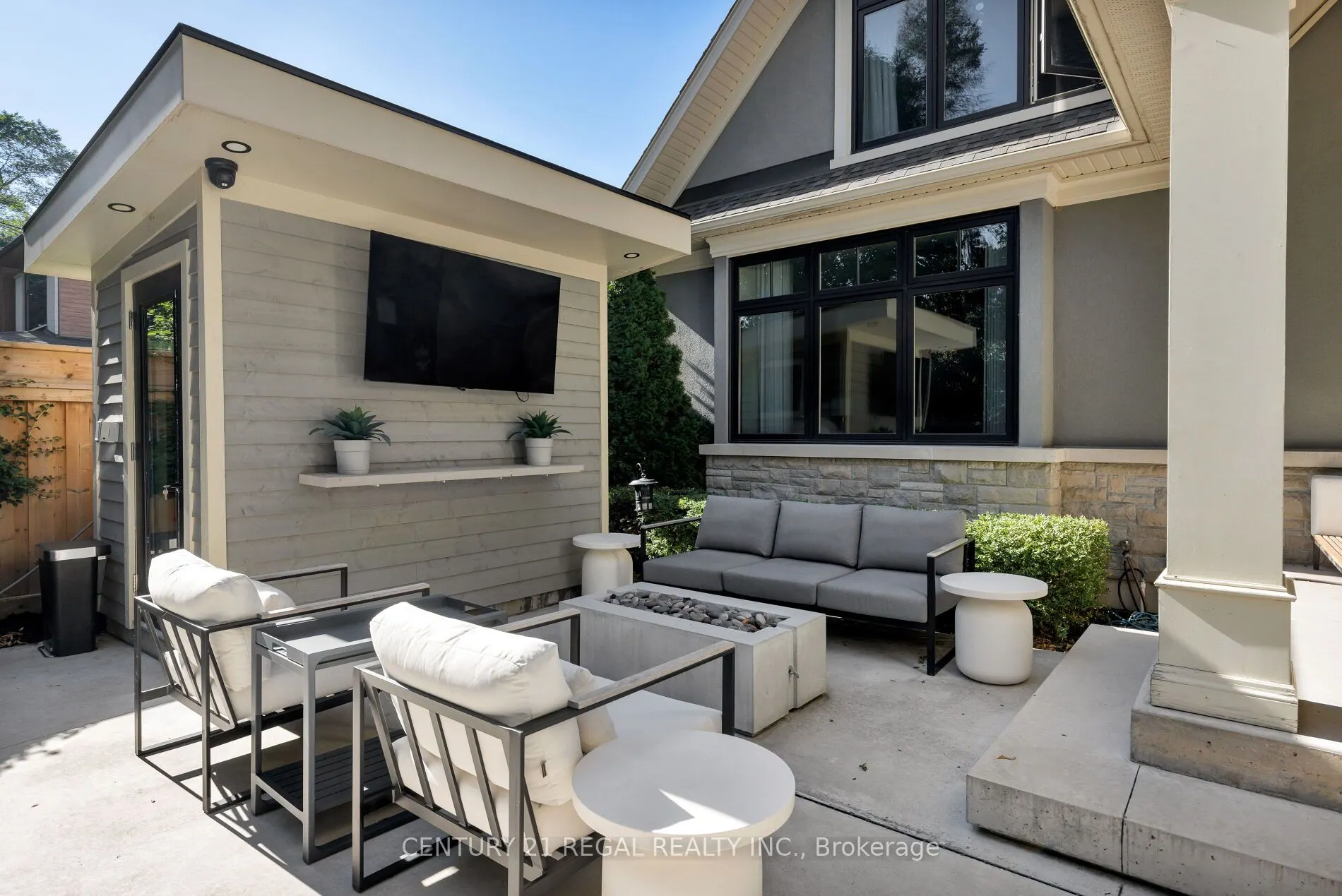 2442 Meadowood Crescent