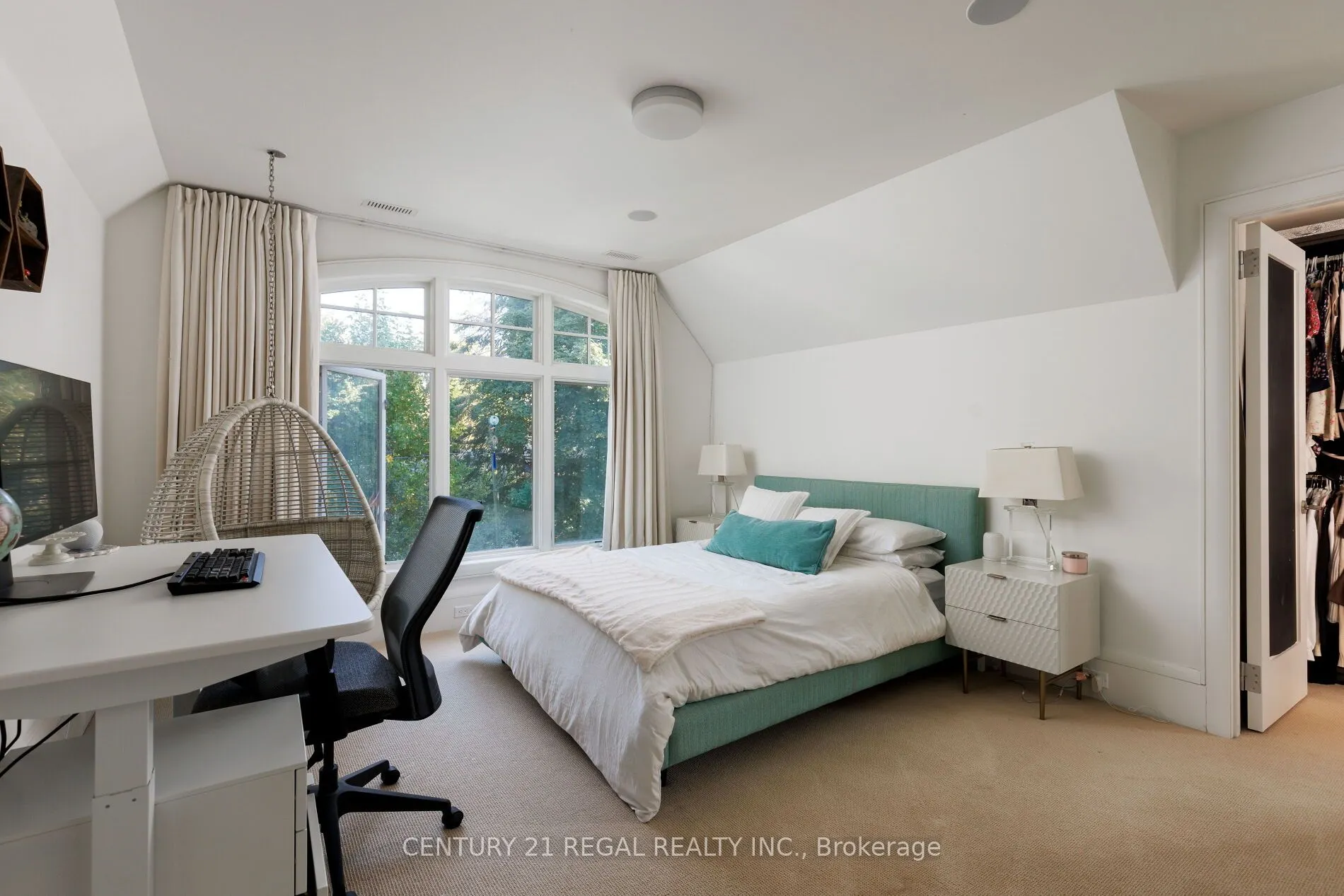 2442 Meadowood Crescent