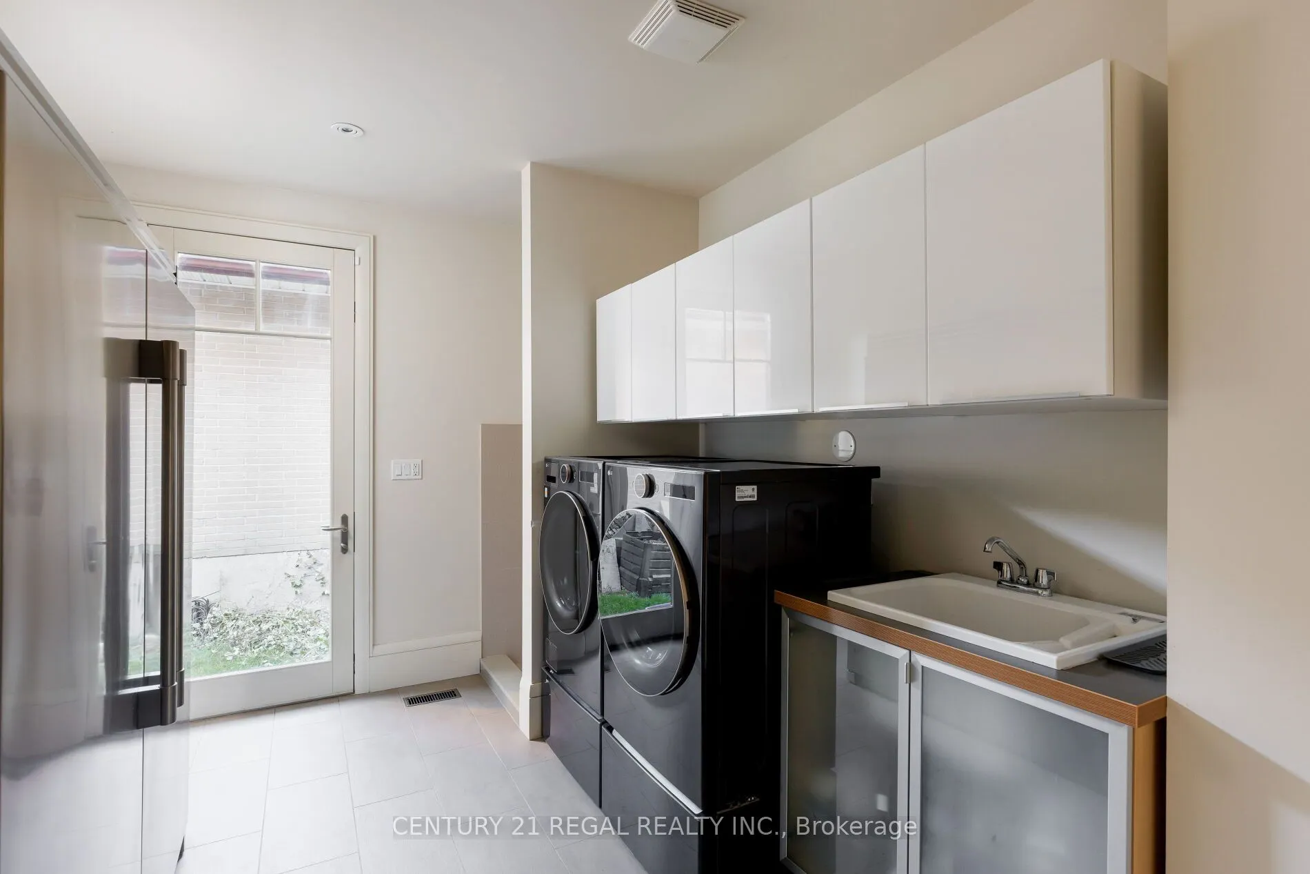 2442 Meadowood Crescent