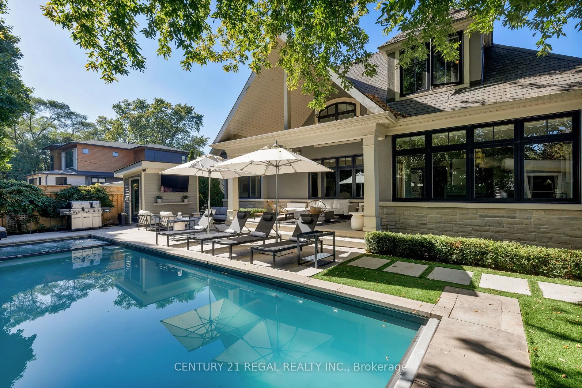 2442 Meadowood Crescent