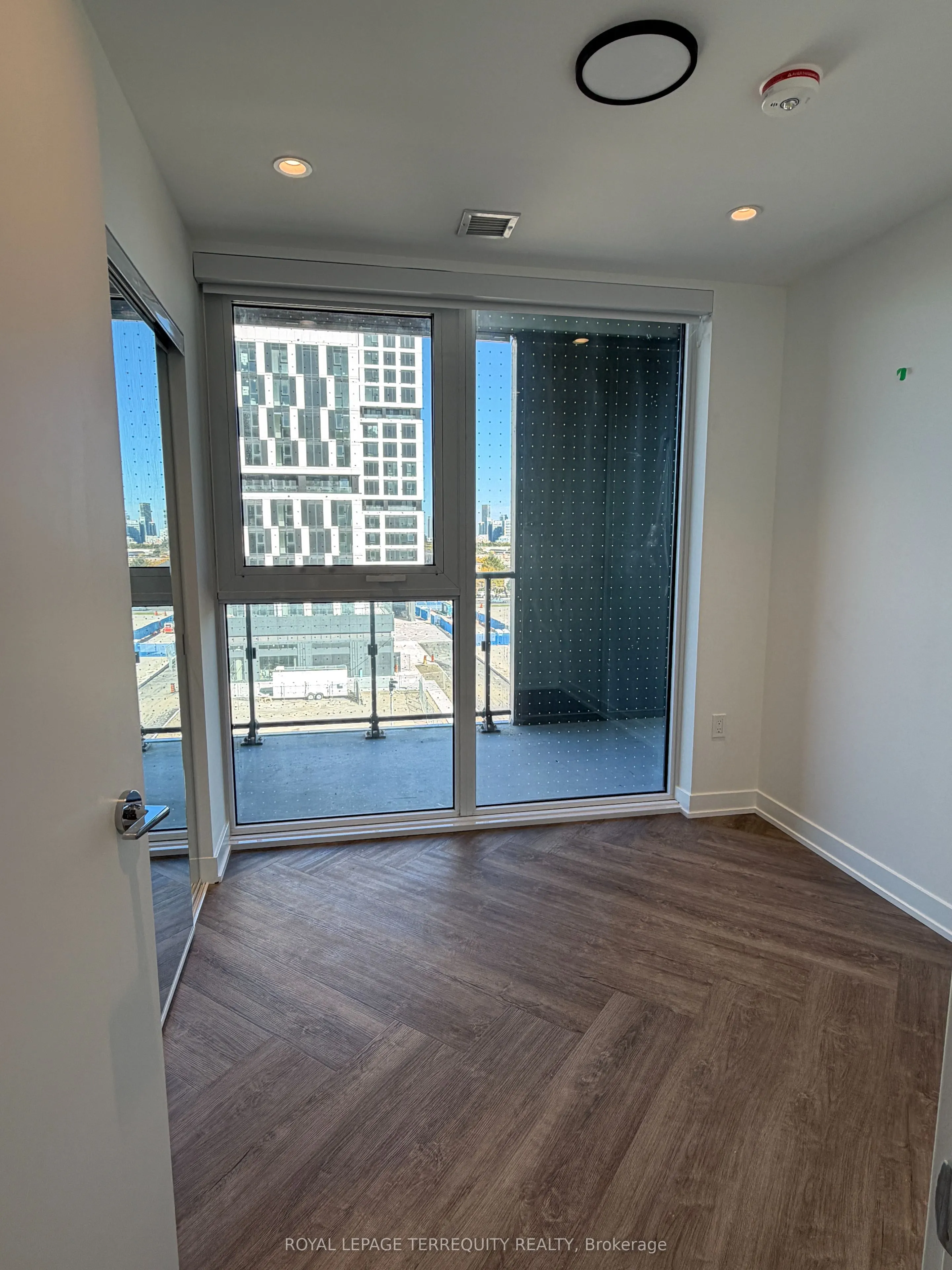 1037 The Queensway, #402