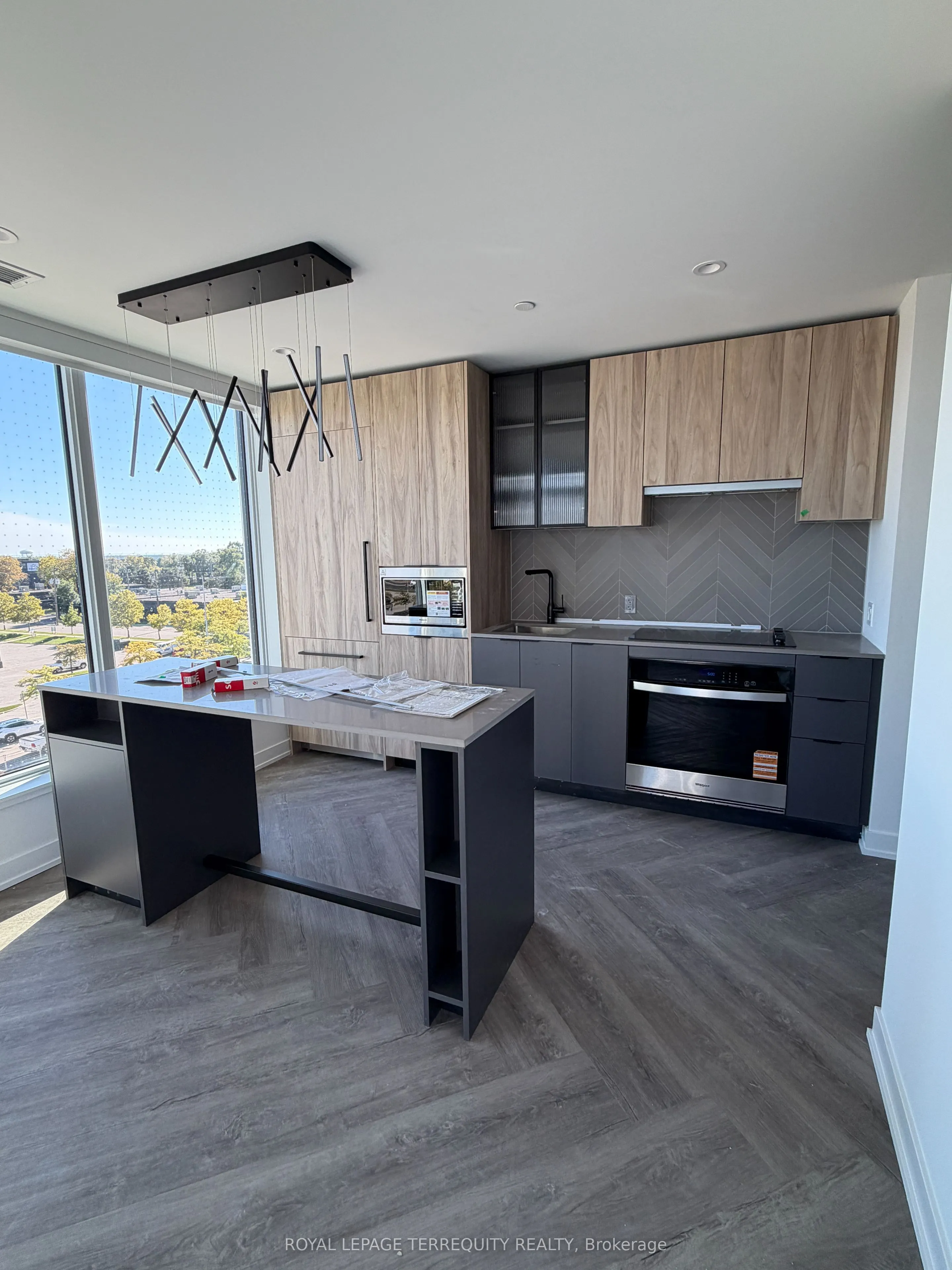 1037 The Queensway, #402