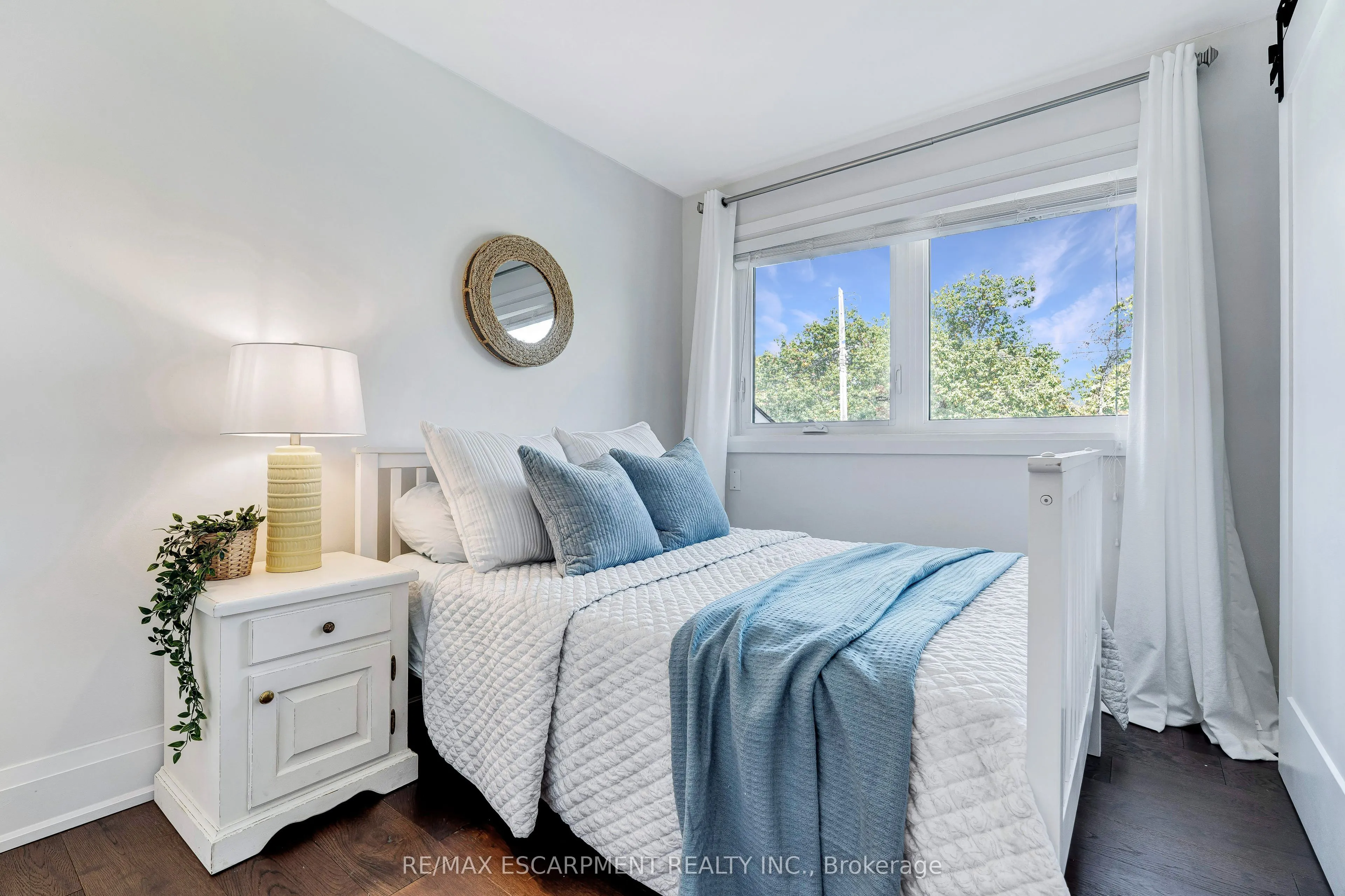 296 Kent Crescent