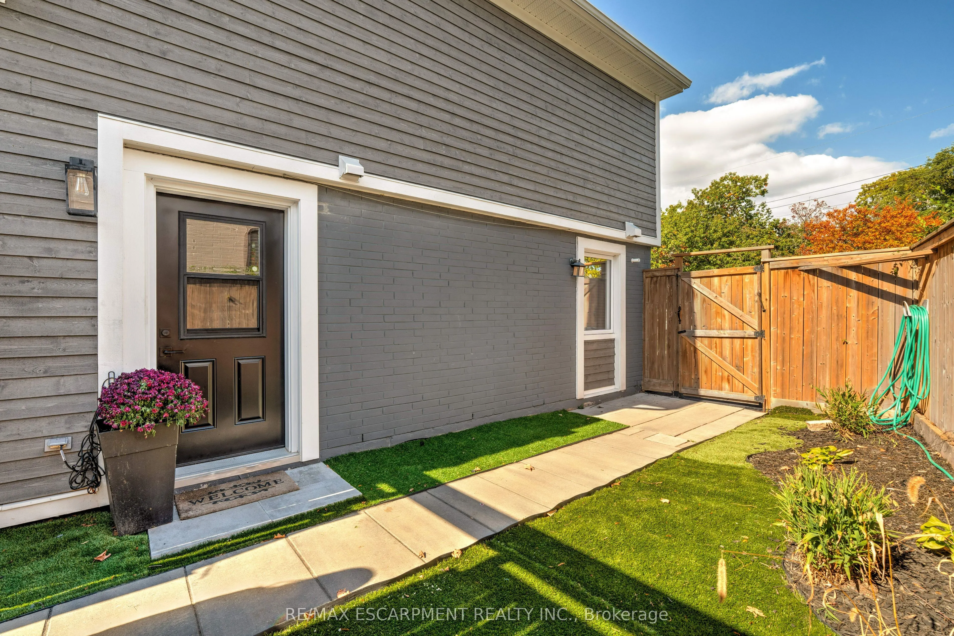 296 Kent Crescent