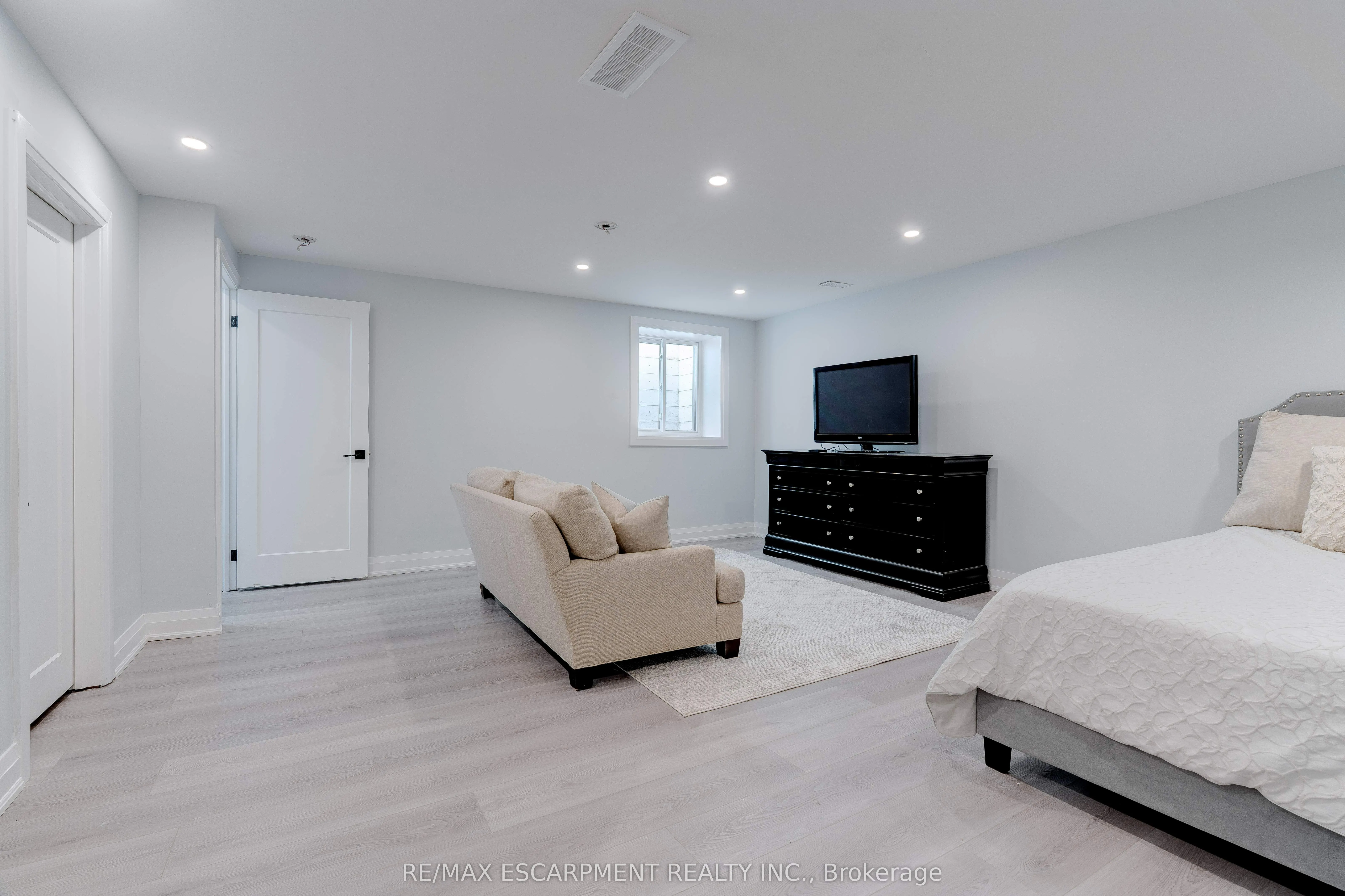 296 Kent Crescent