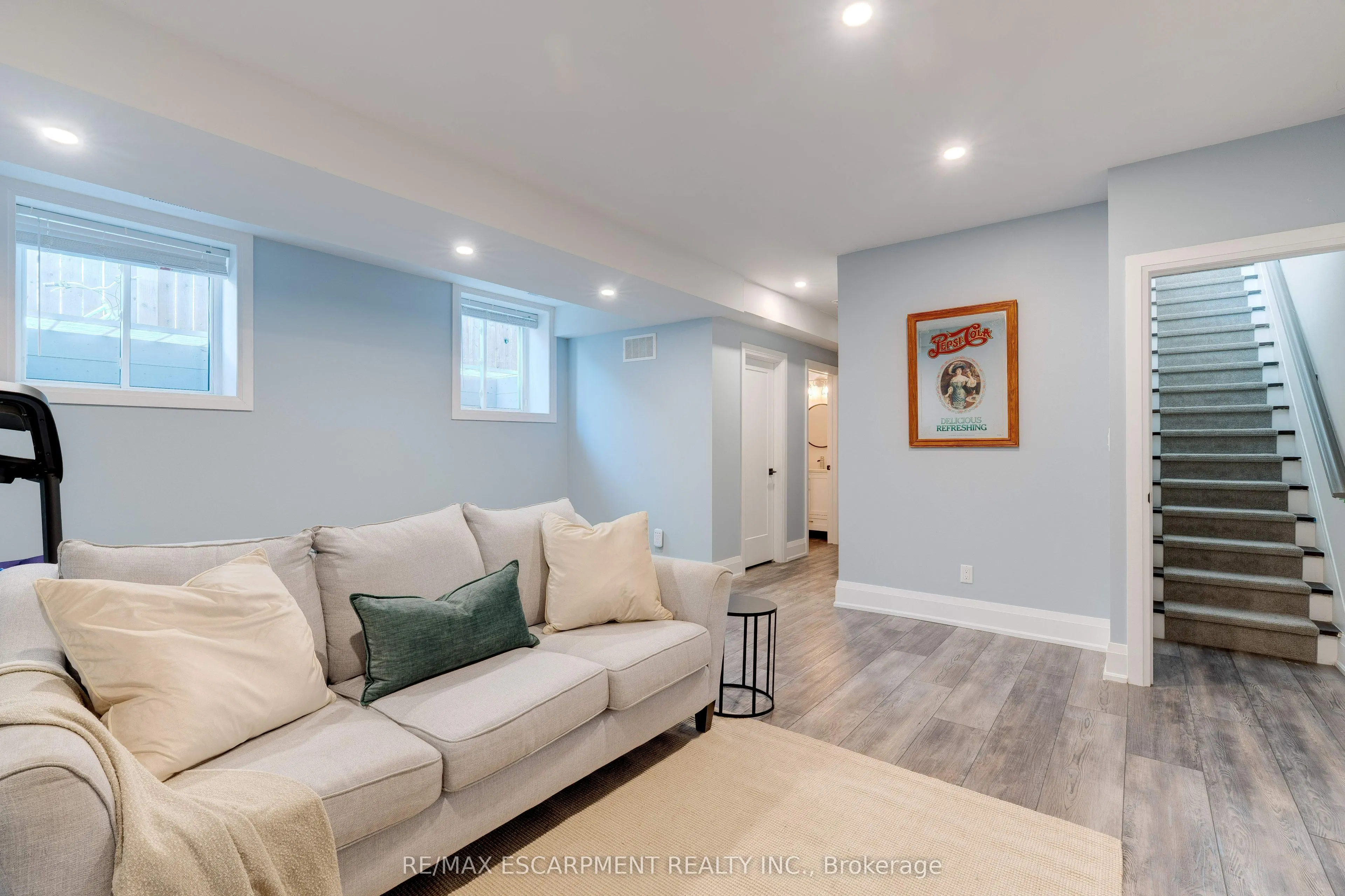 296 Kent Crescent