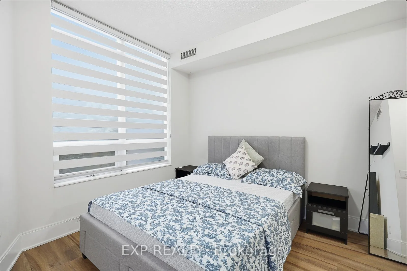 330 Burnhamthorpe Road W, #209