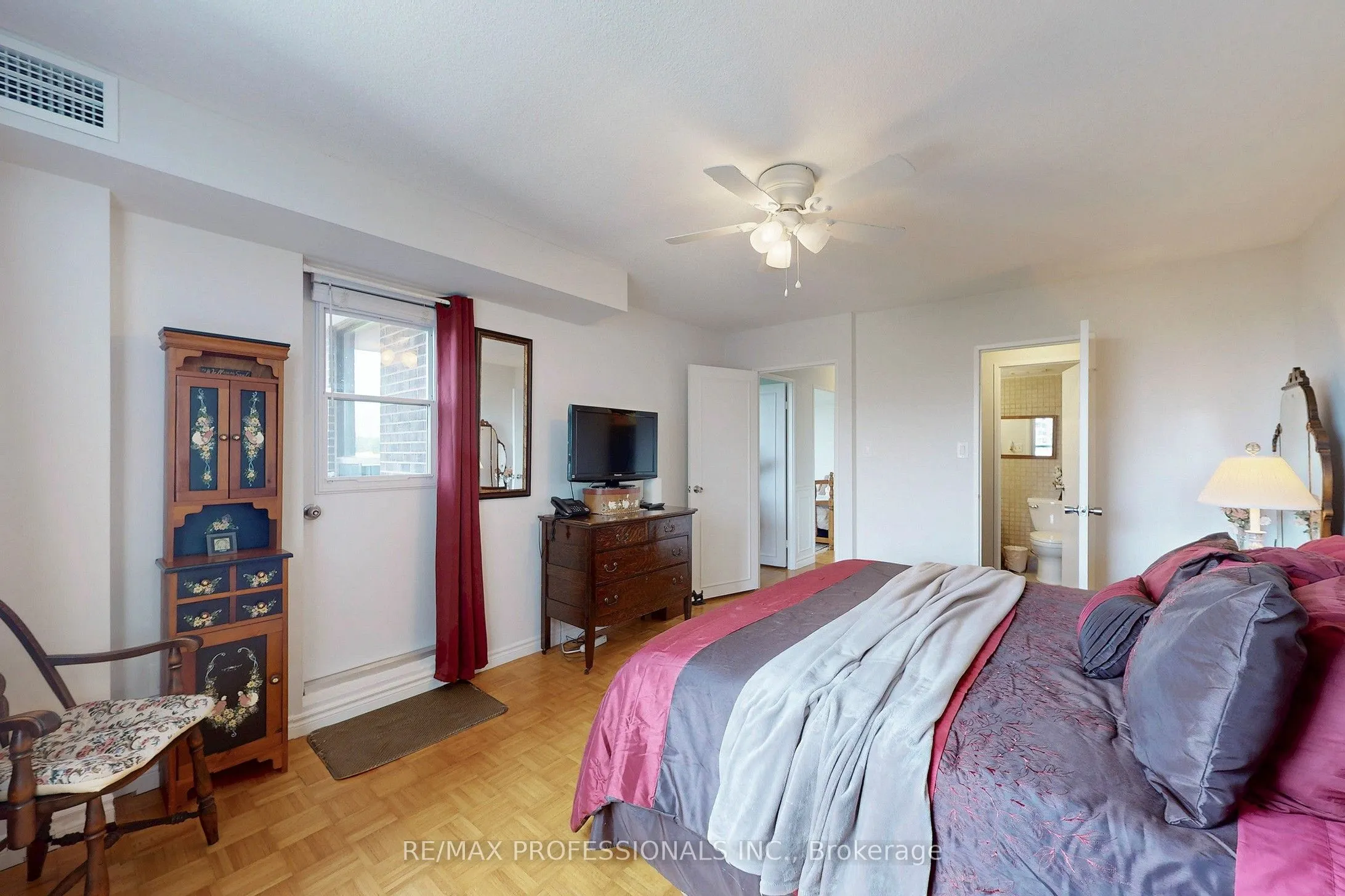 1535 Lakeshore Road E, #806