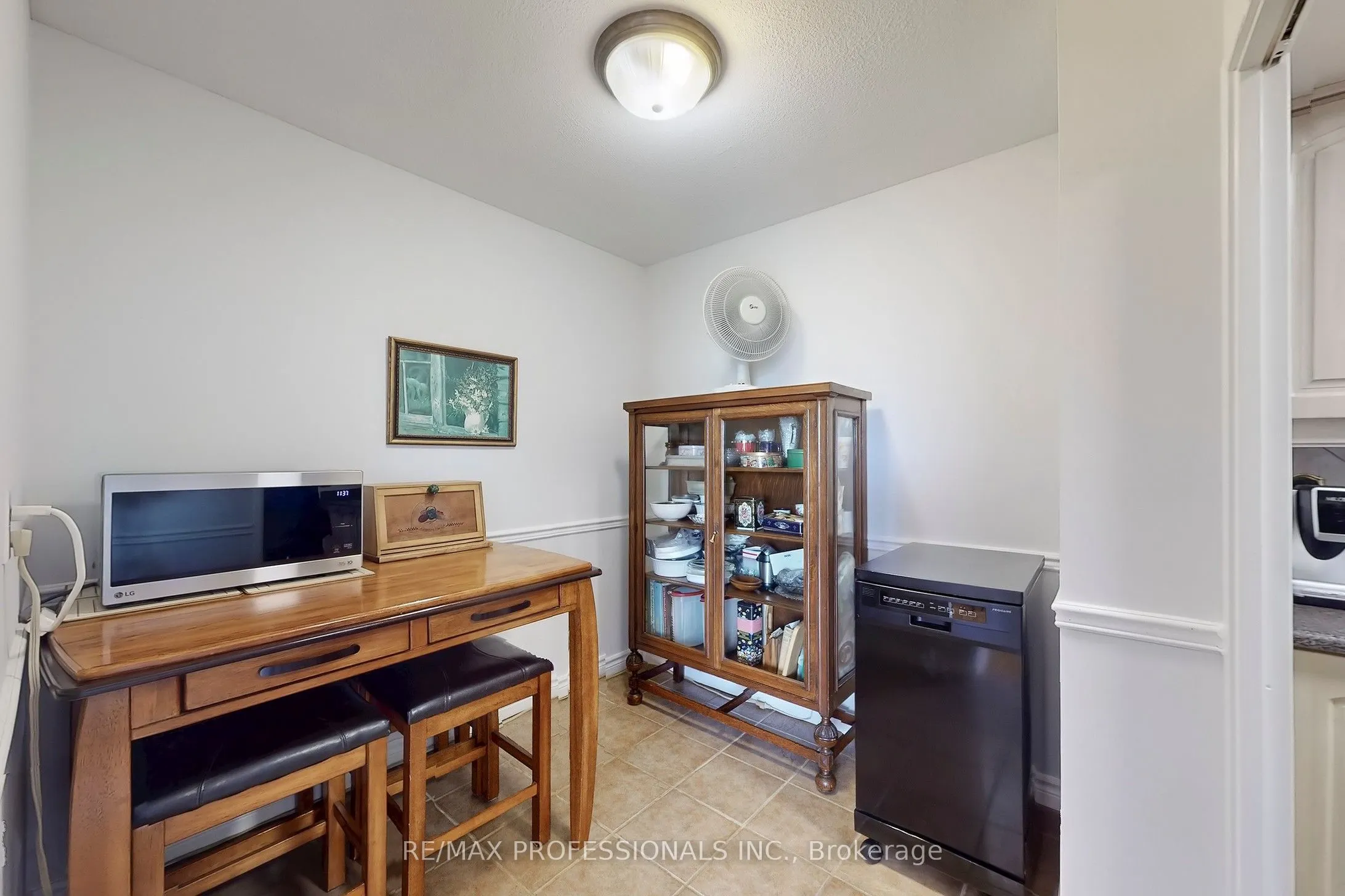 1535 Lakeshore Road E, #806