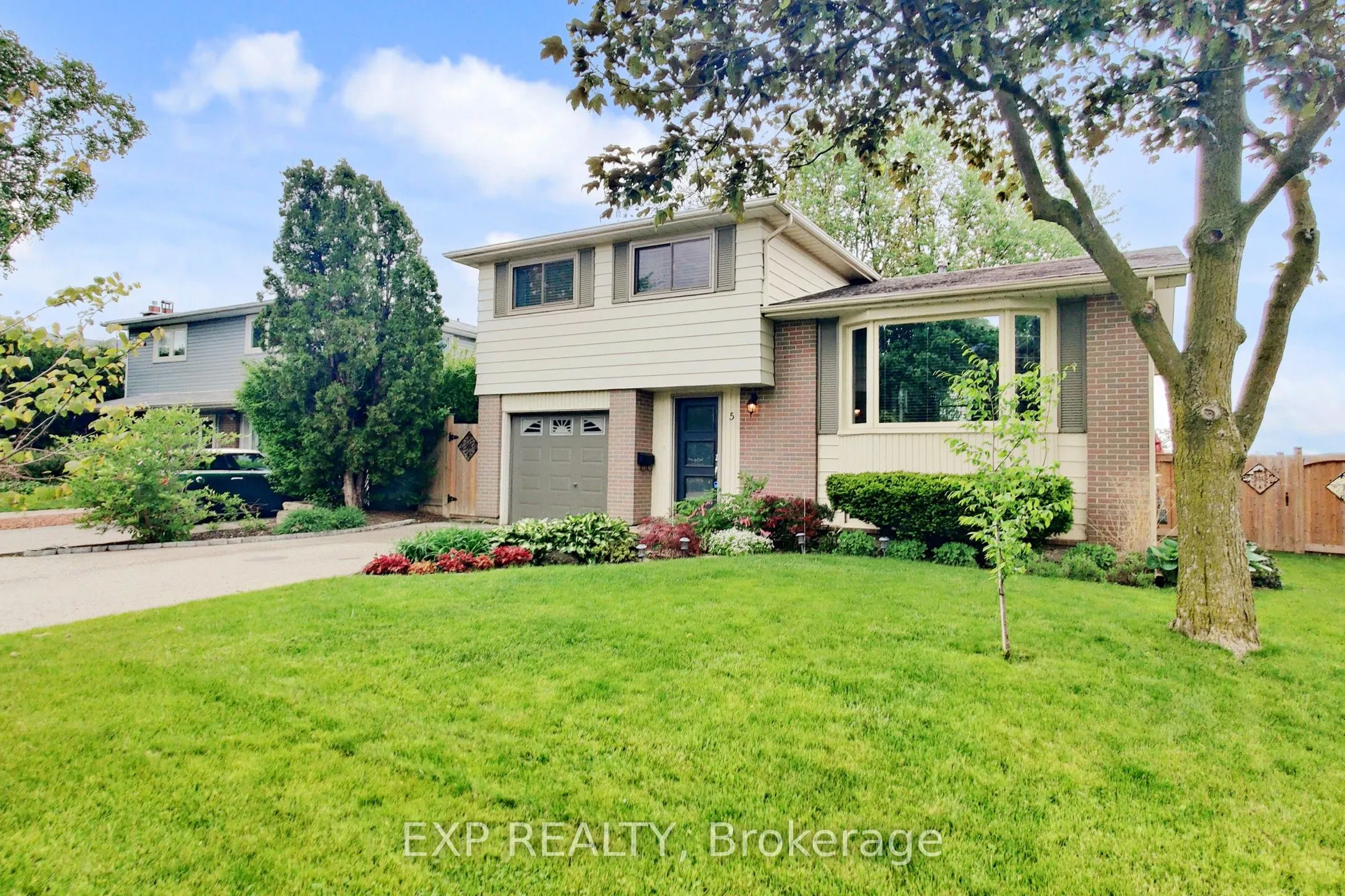 5 Lockton Crescent
