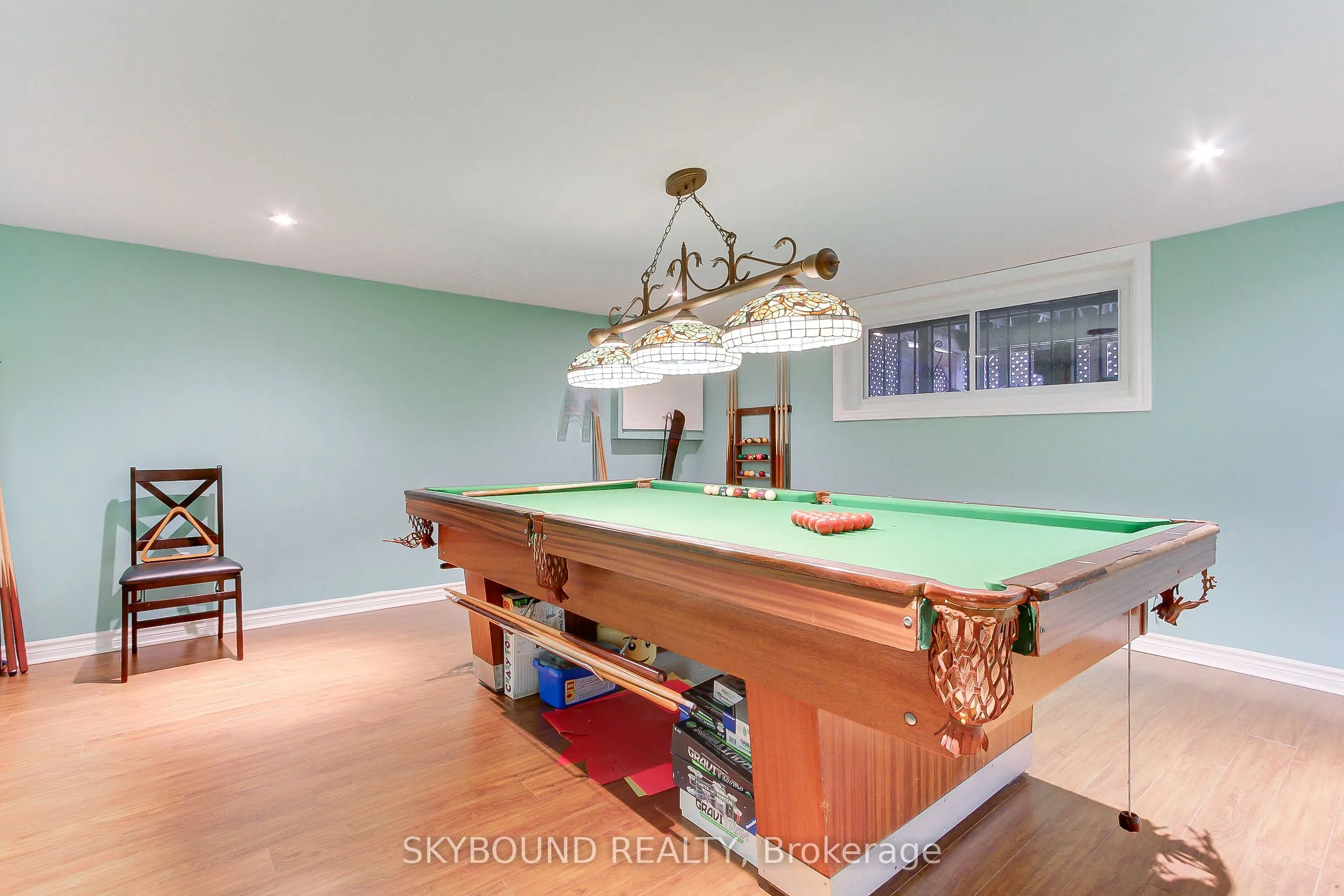 12 Queensborough Crescent