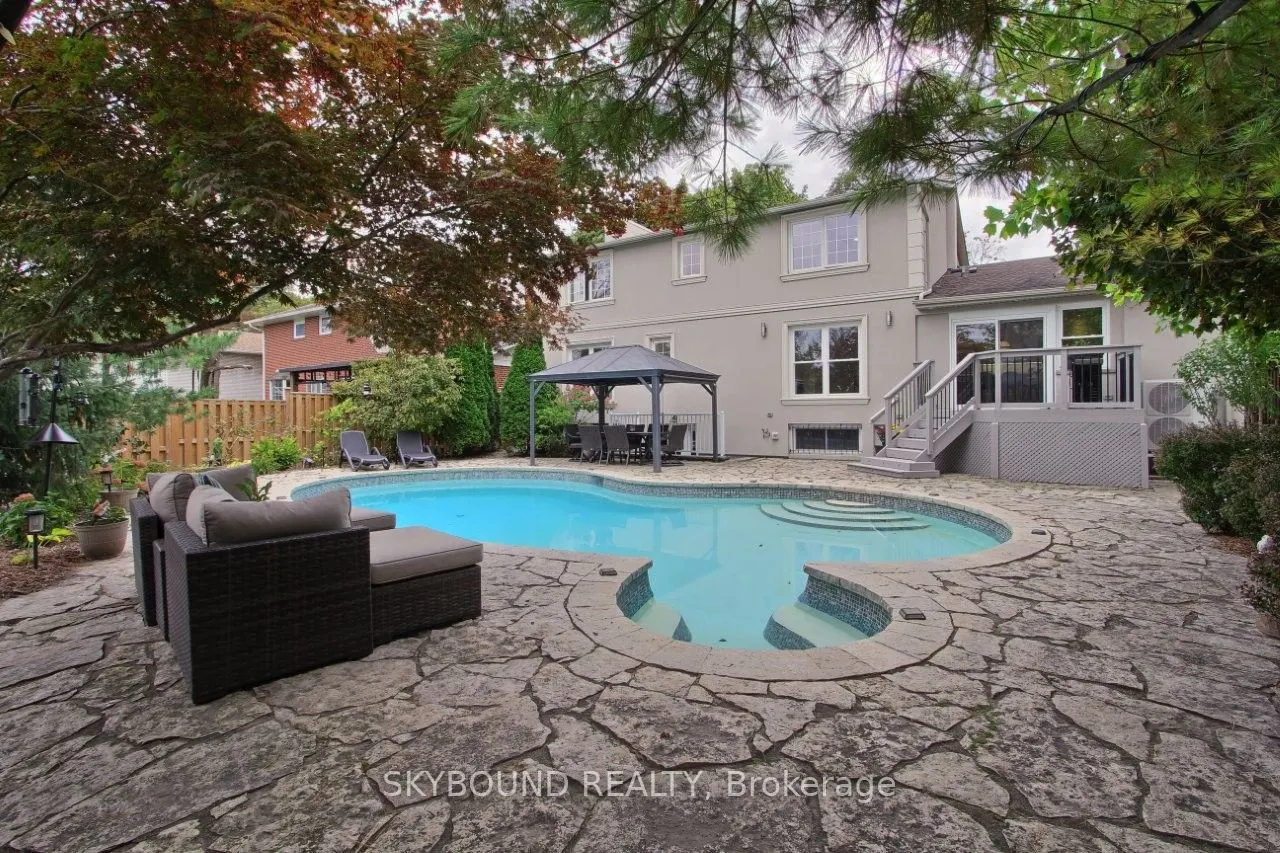 12 Queensborough Crescent