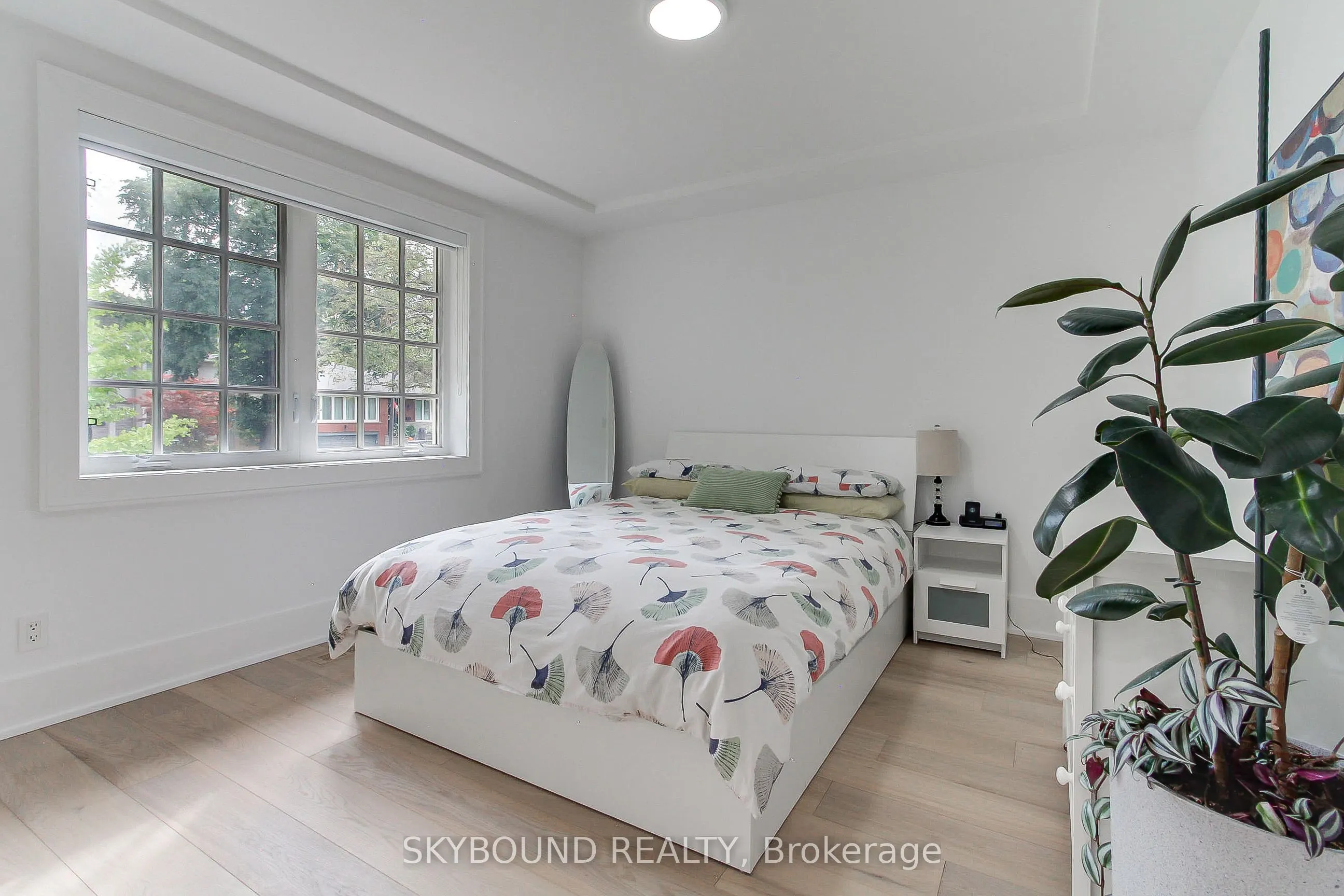 12 Queensborough Crescent