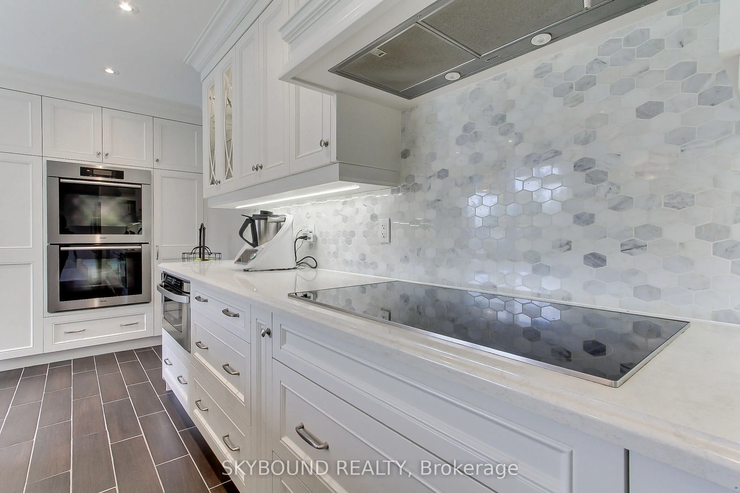 12 Queensborough Crescent