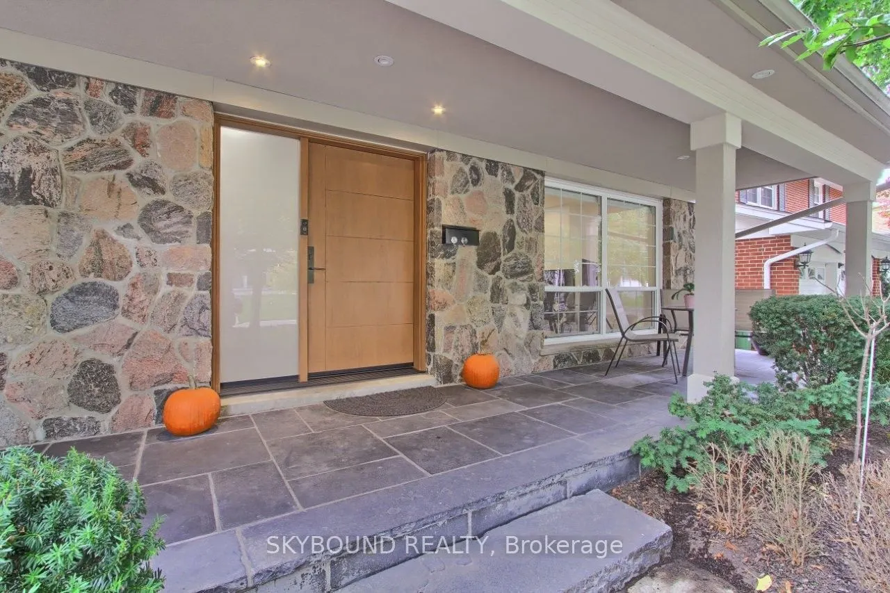 12 Queensborough Crescent