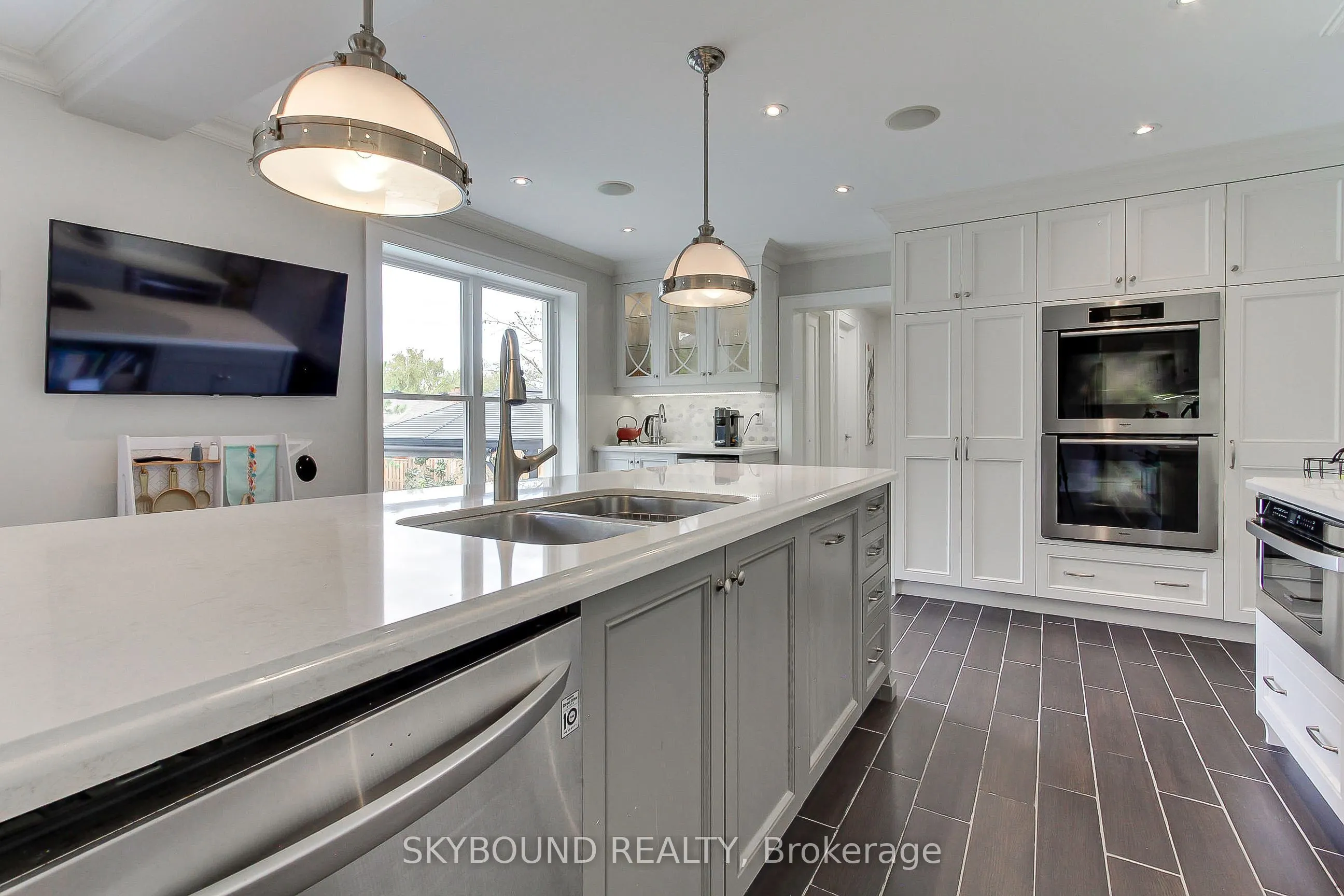 12 Queensborough Crescent