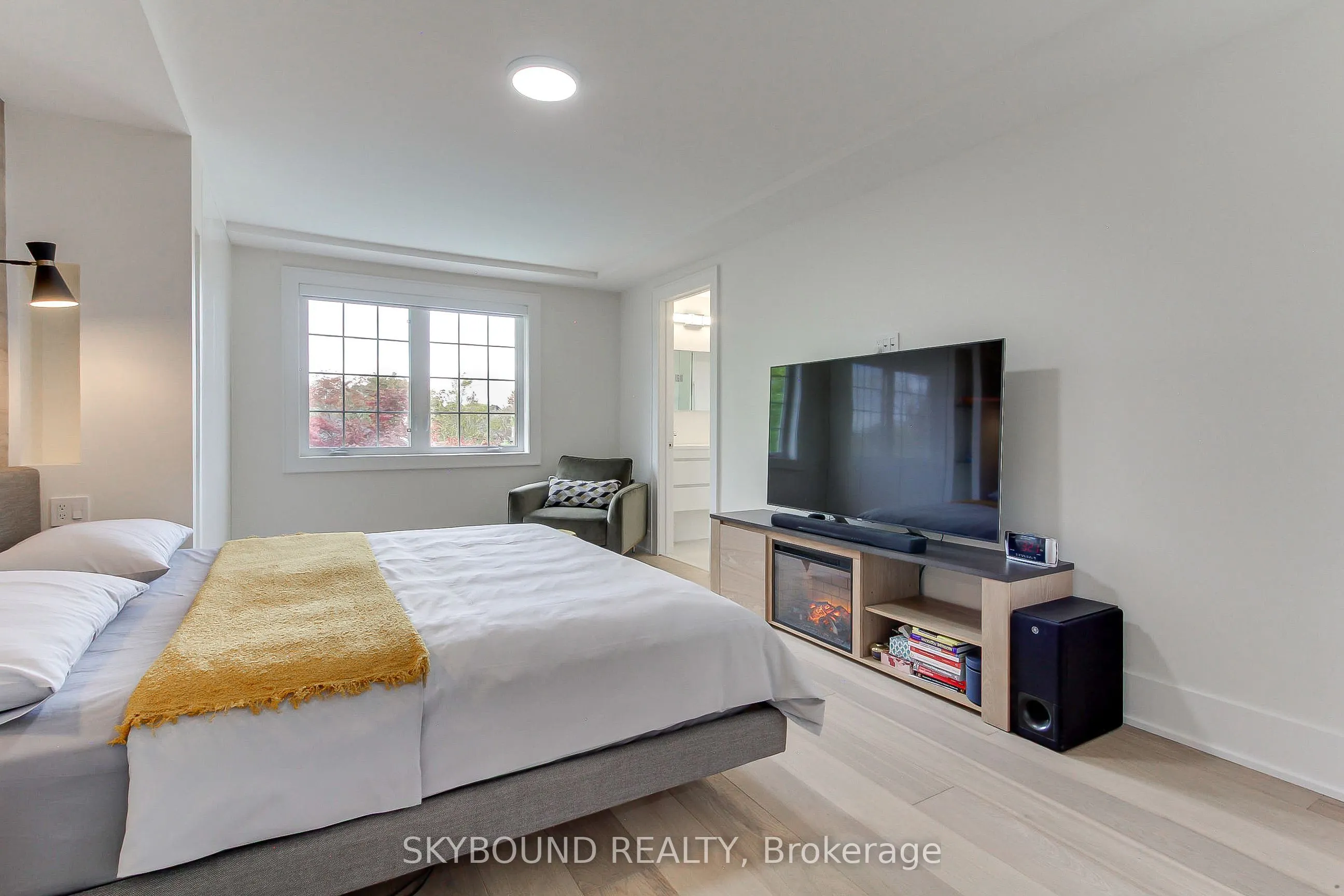 12 Queensborough Crescent