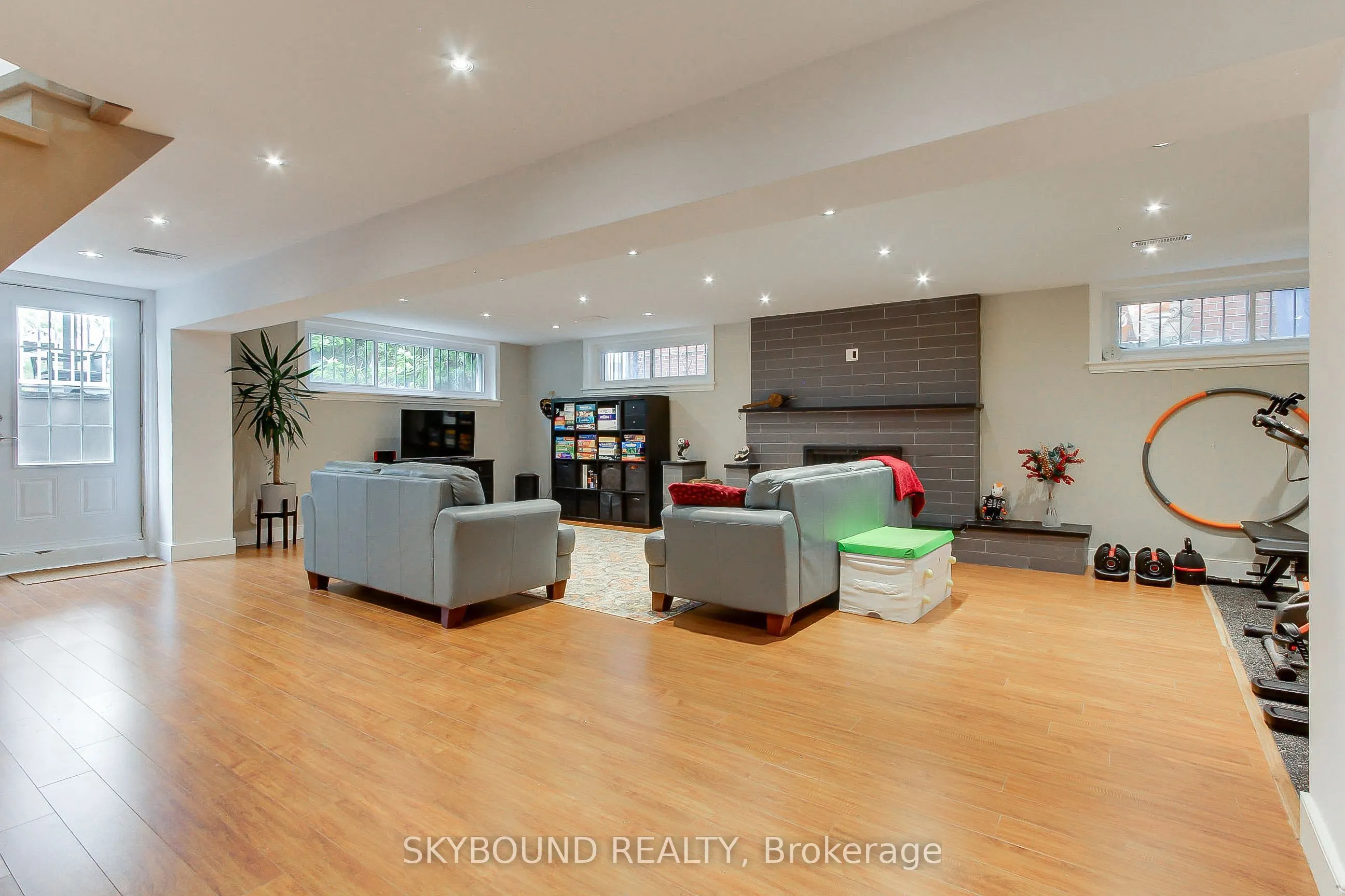 12 Queensborough Crescent
