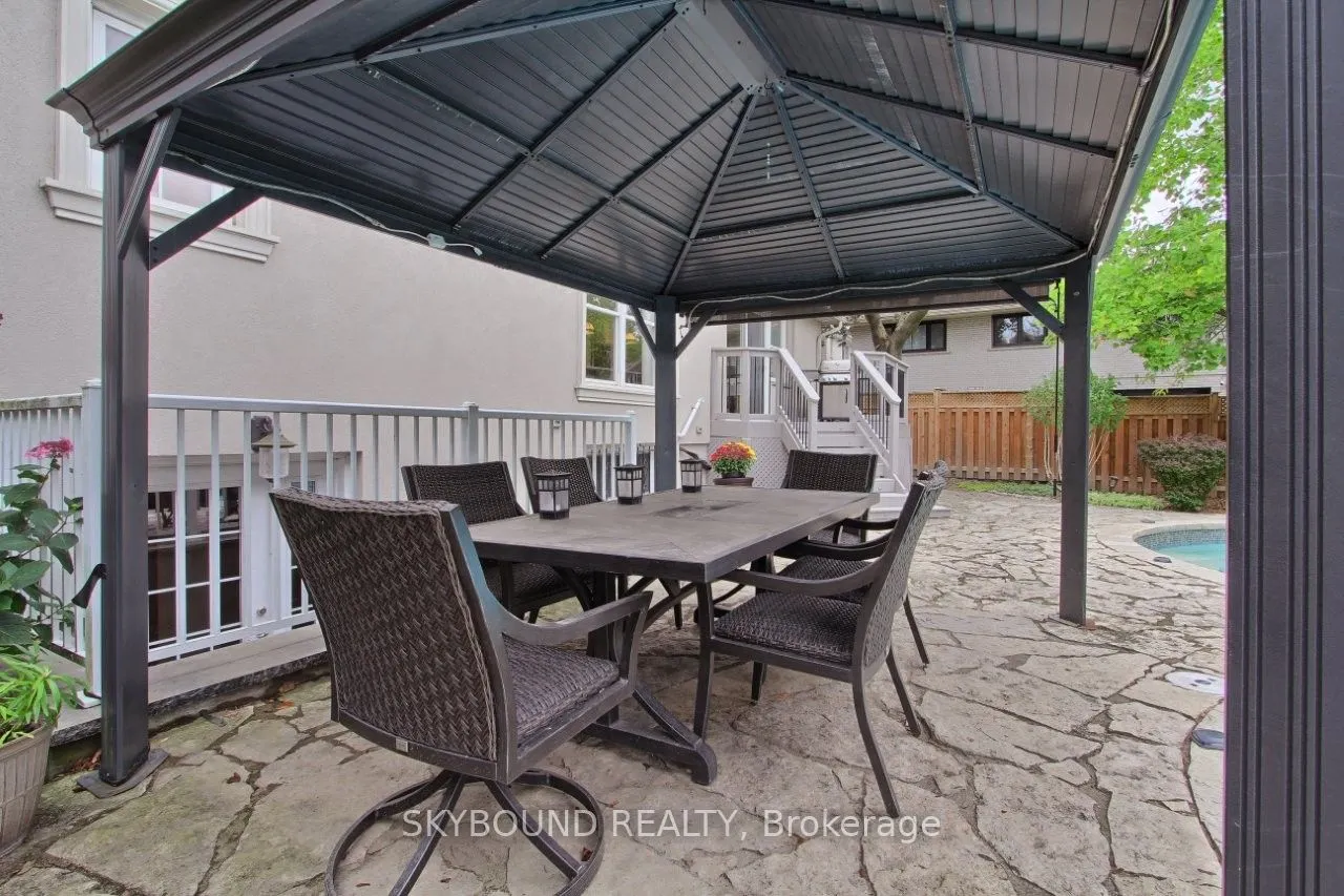 12 Queensborough Crescent