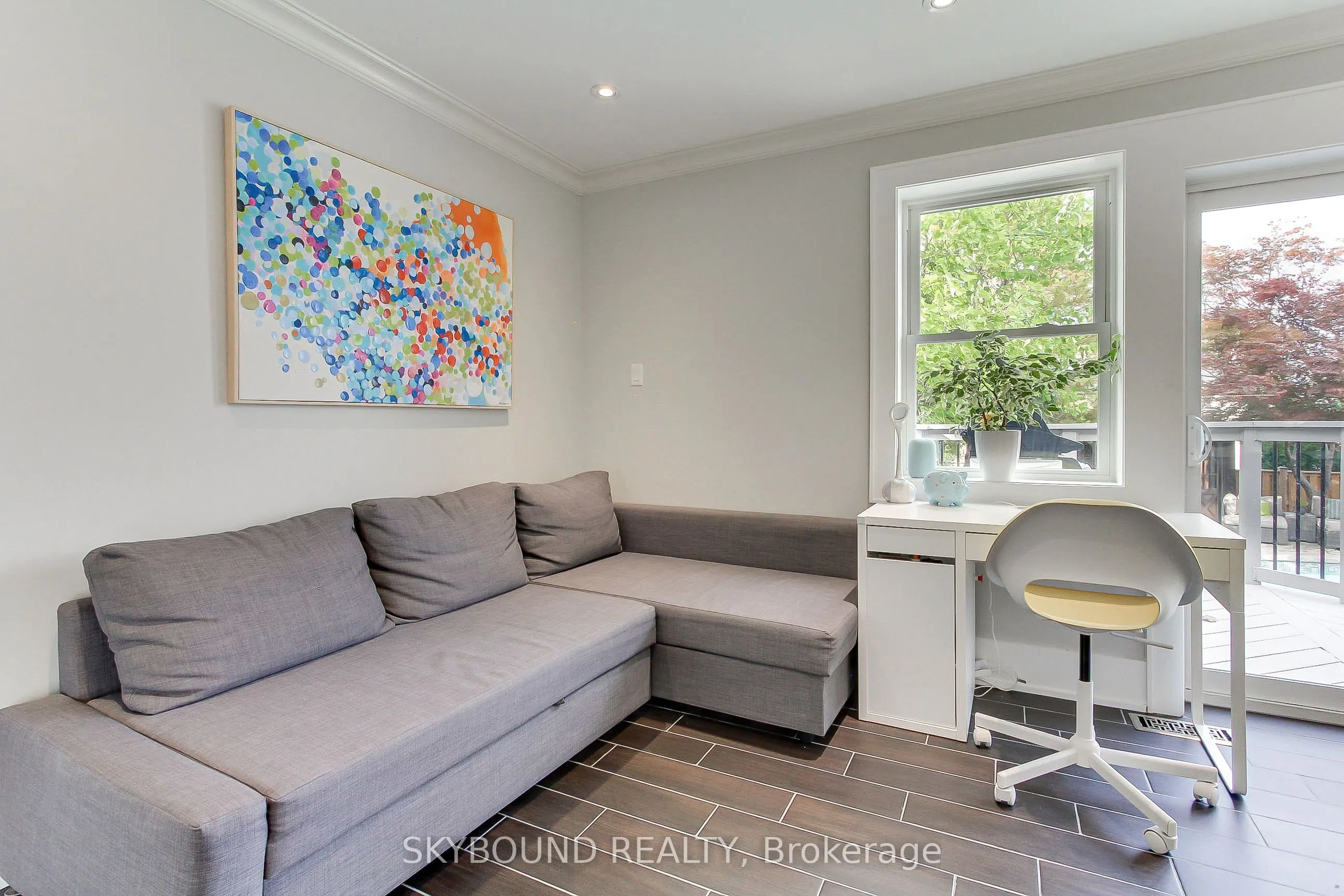 12 Queensborough Crescent