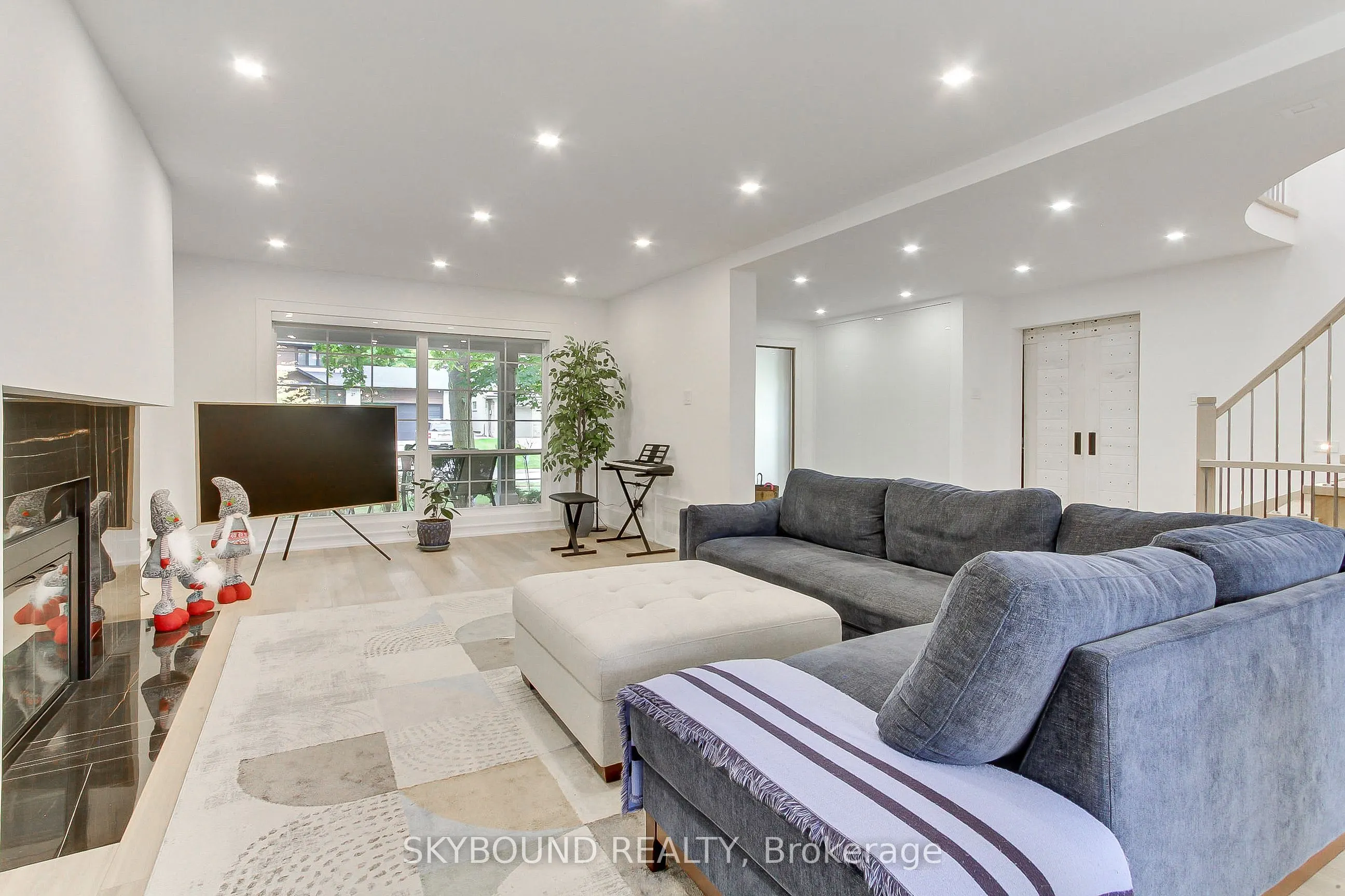 12 Queensborough Crescent
