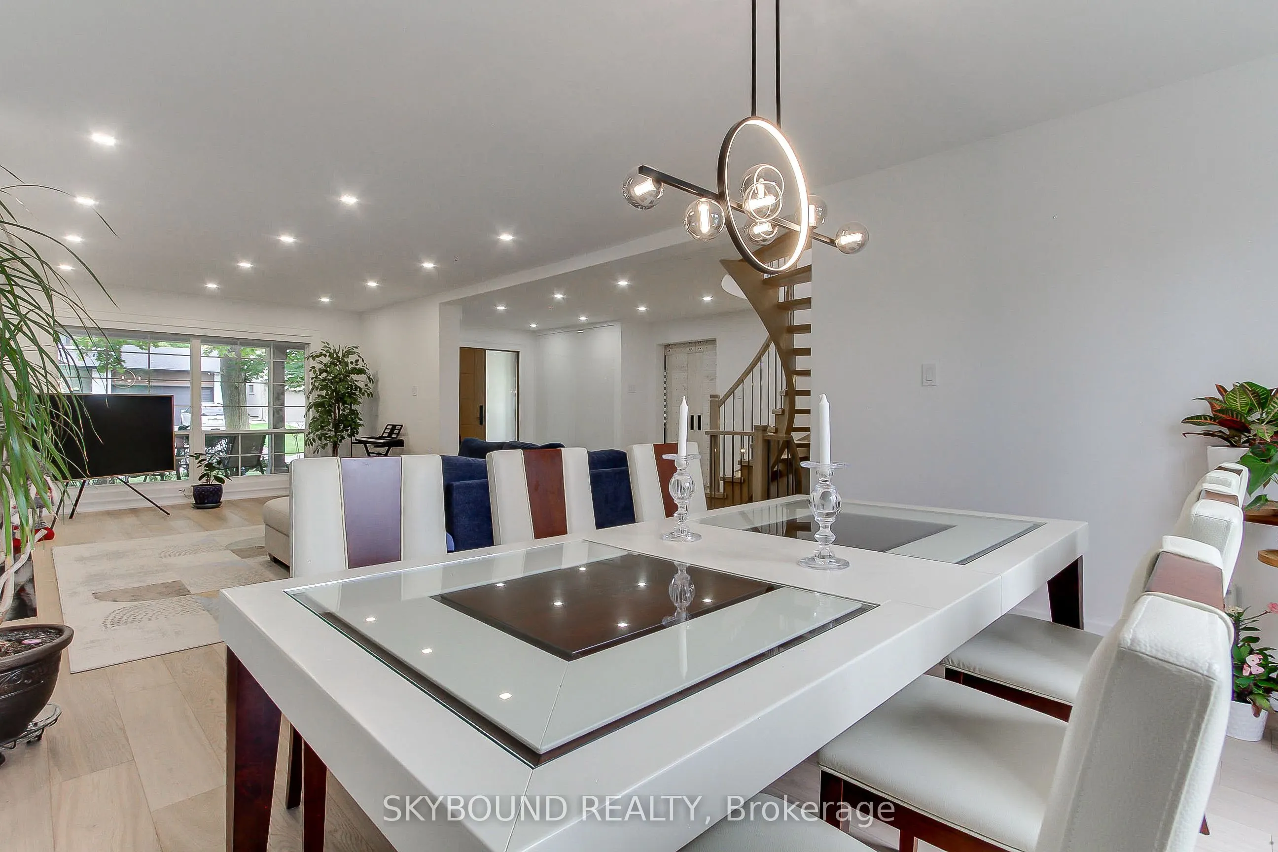 12 Queensborough Crescent