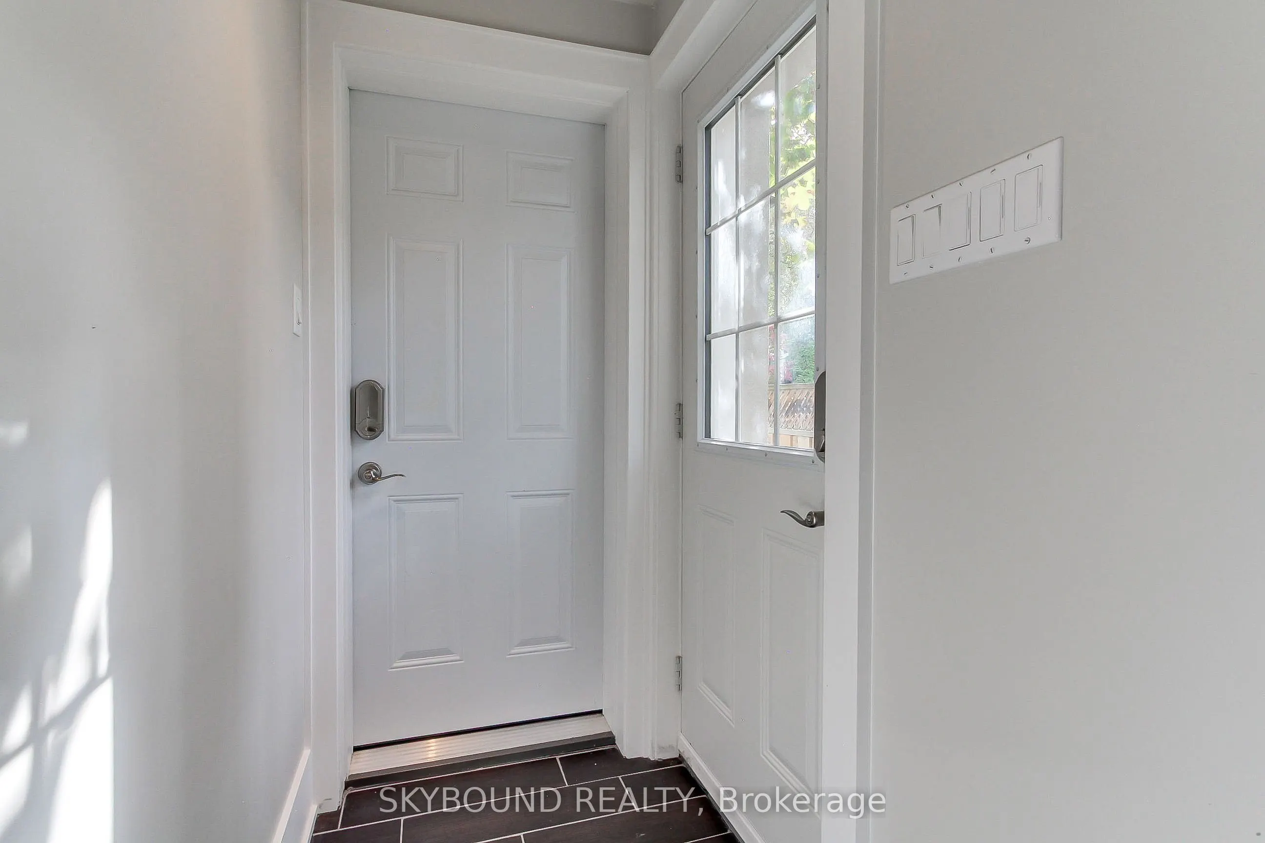 12 Queensborough Crescent