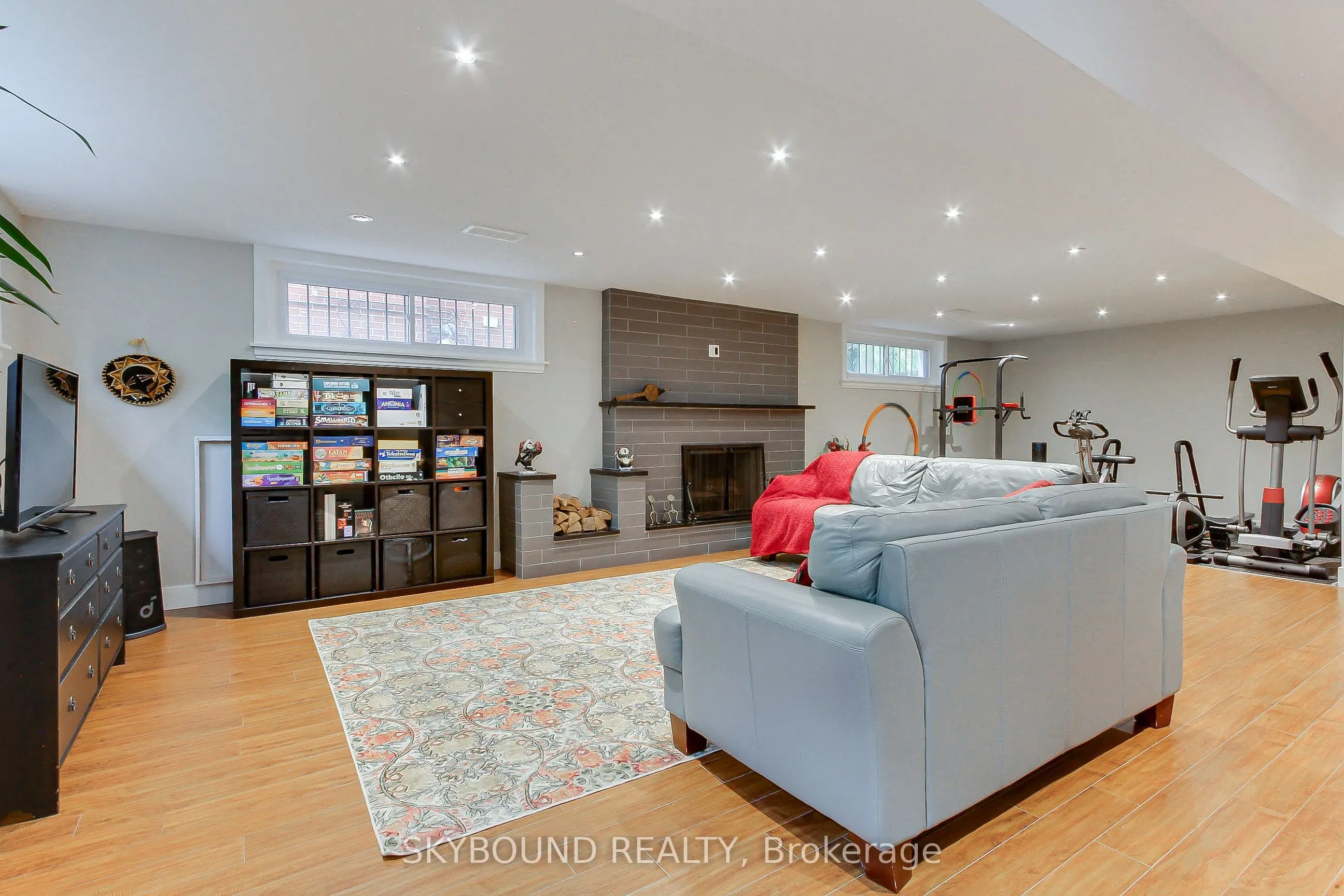 12 Queensborough Crescent