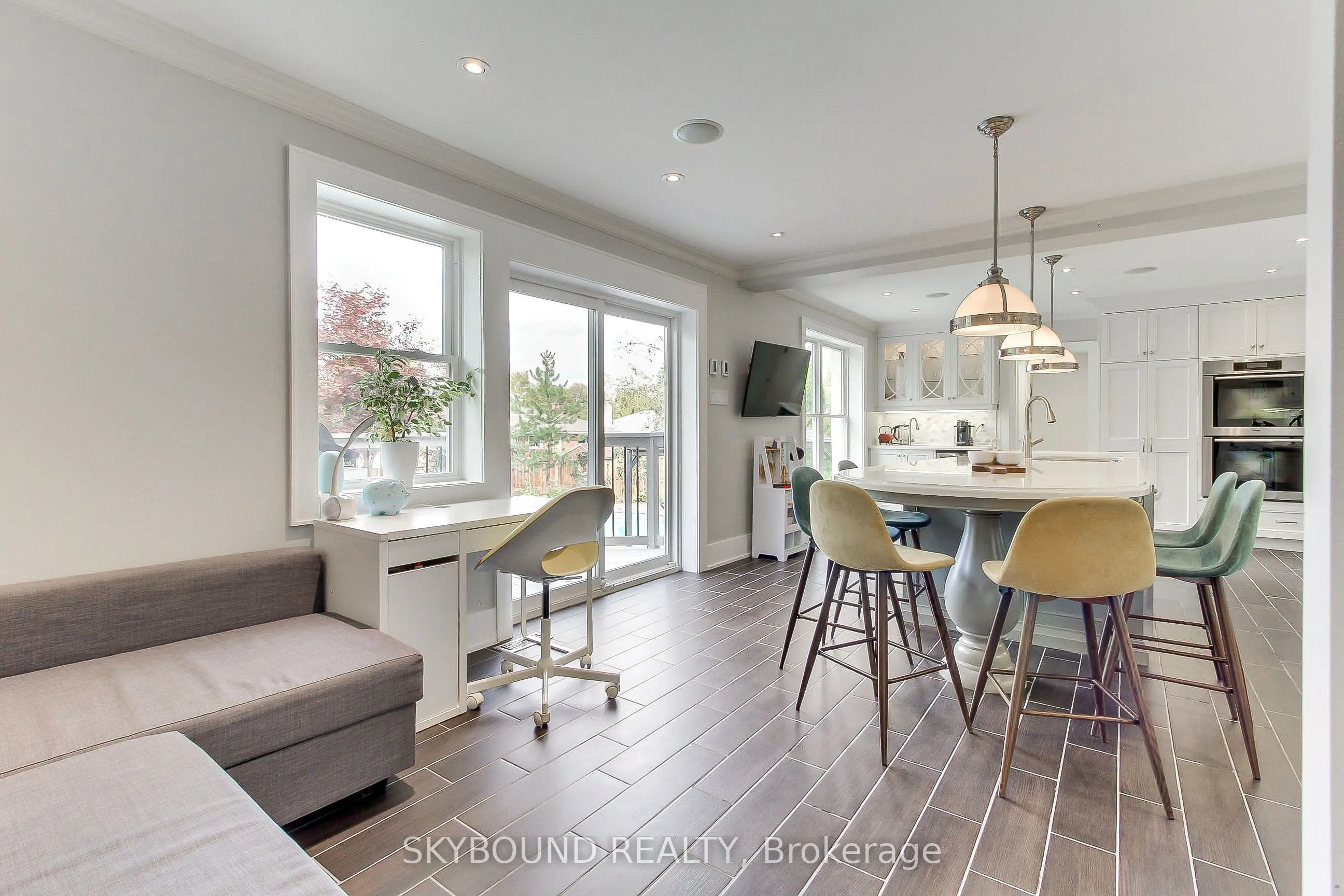 12 Queensborough Crescent