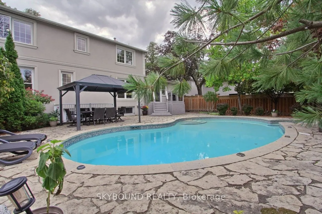 12 Queensborough Crescent