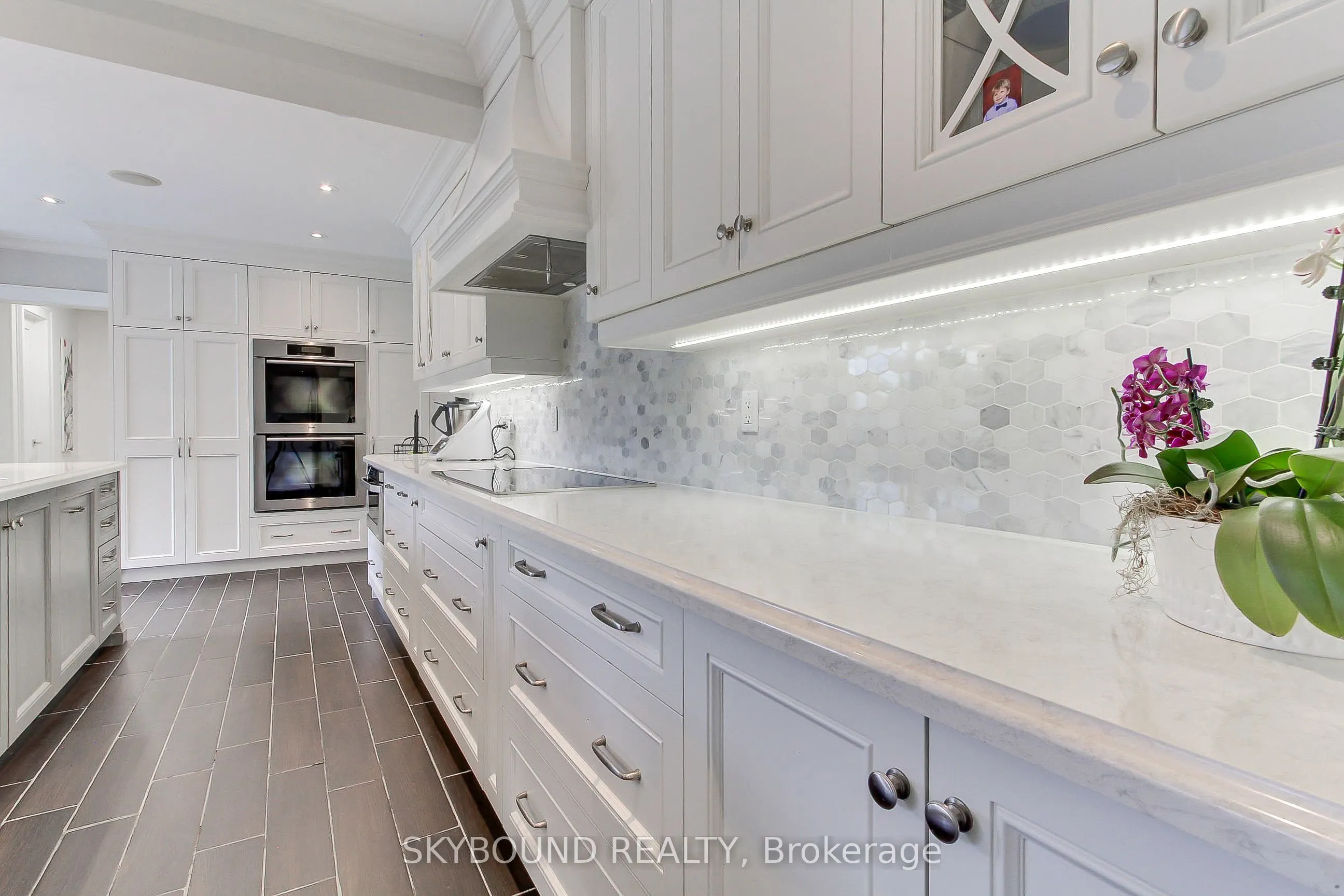 12 Queensborough Crescent