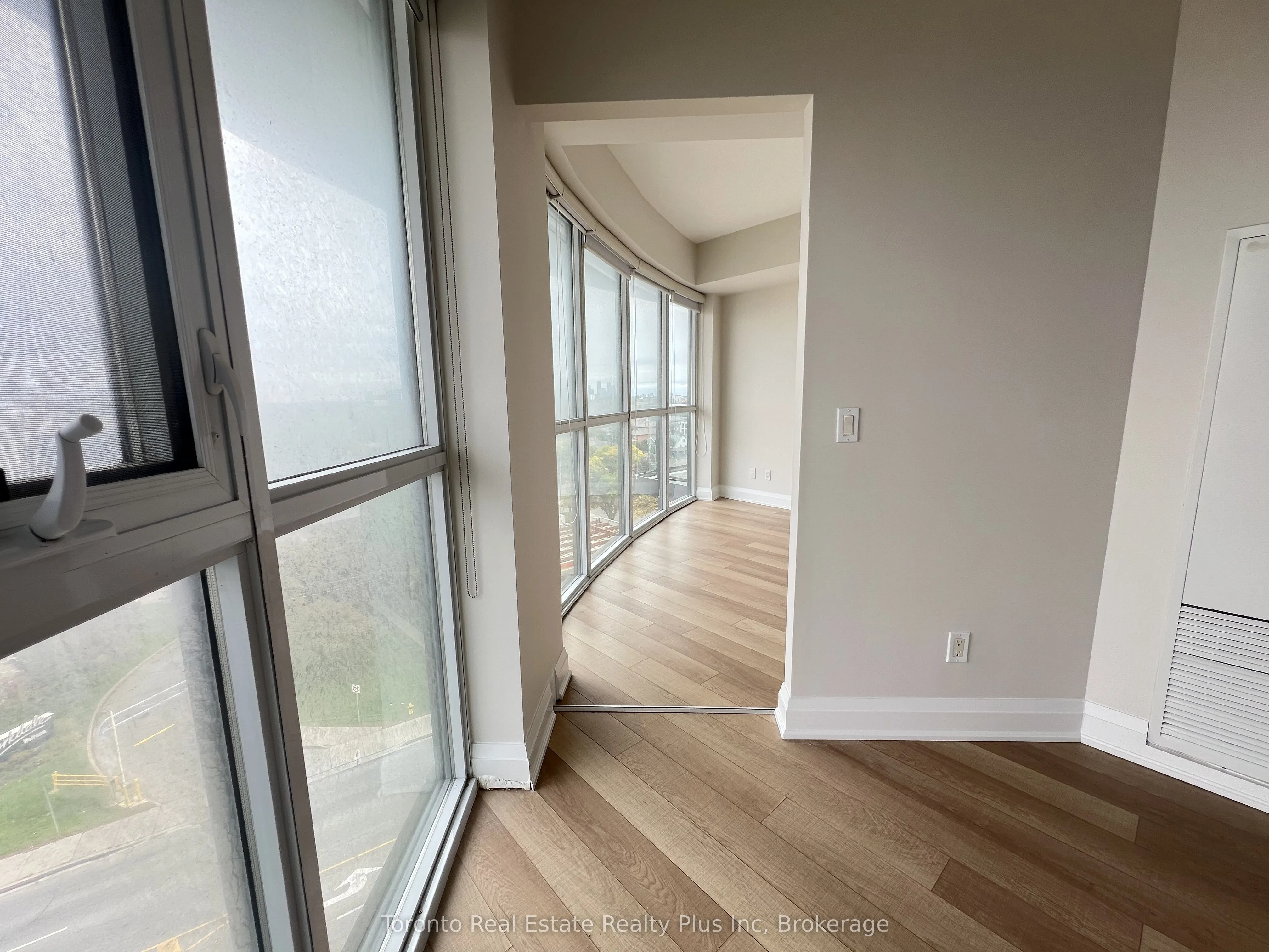 16 Mcadams Avenue, #803