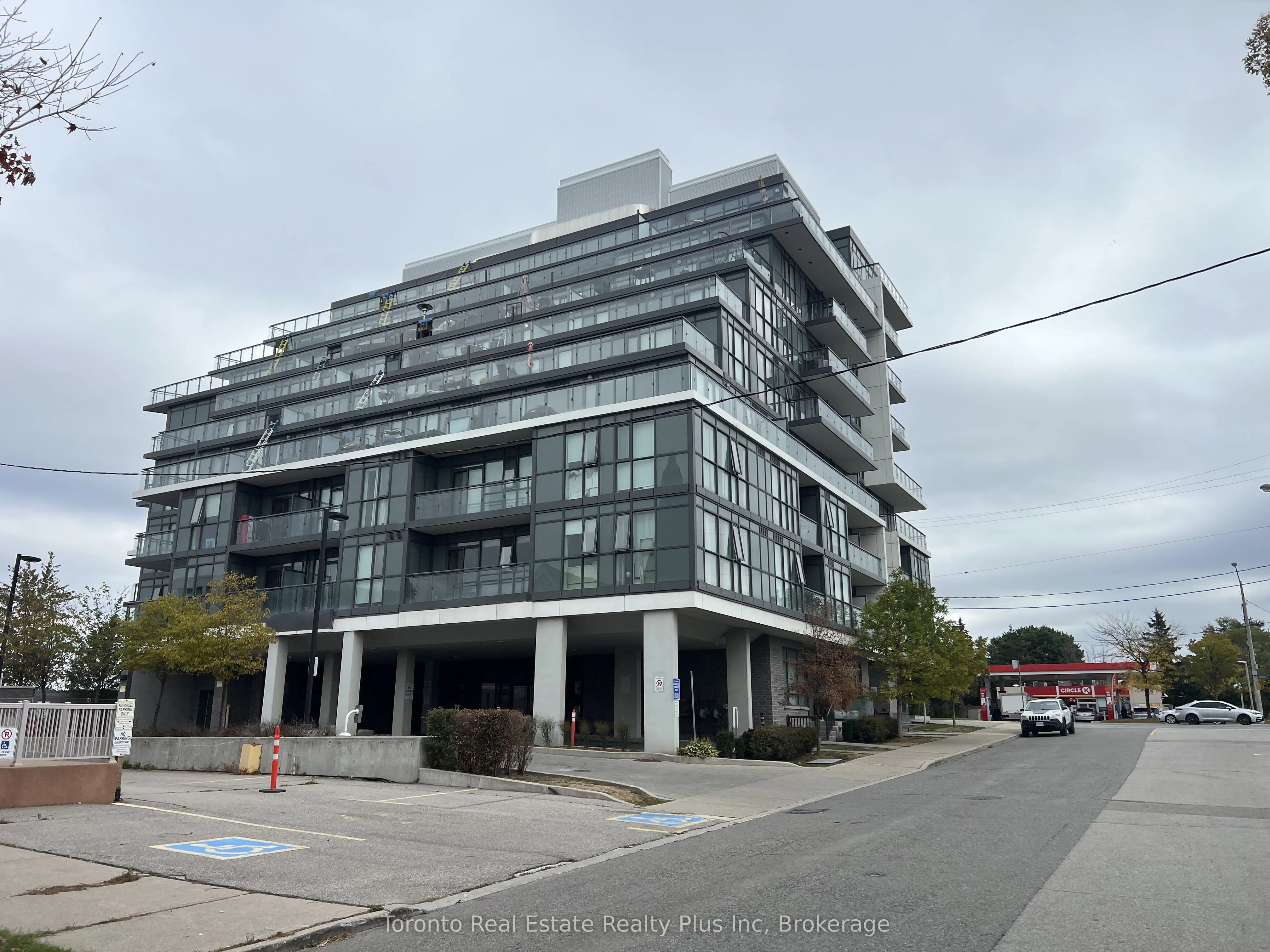 16 Mcadams Avenue, #803