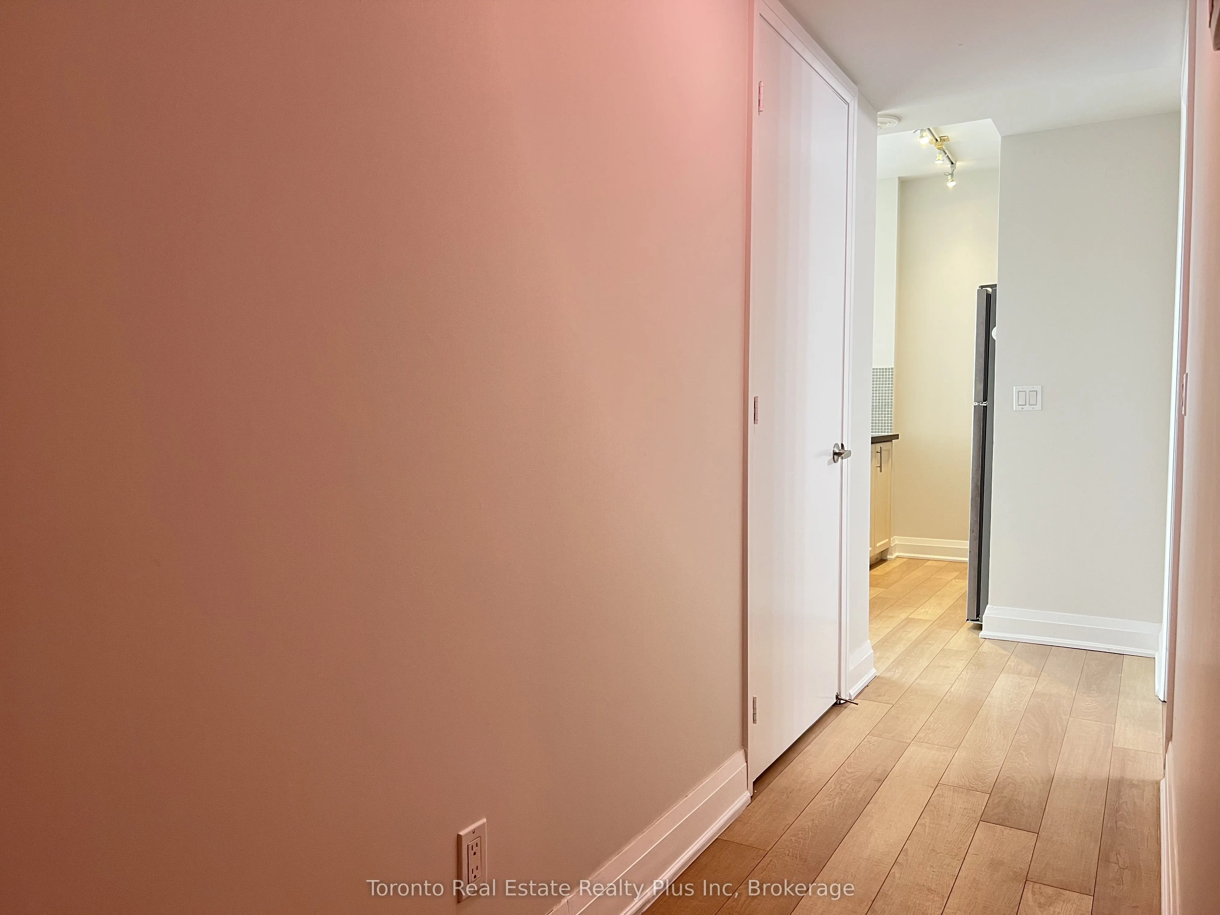 16 Mcadams Avenue, #803