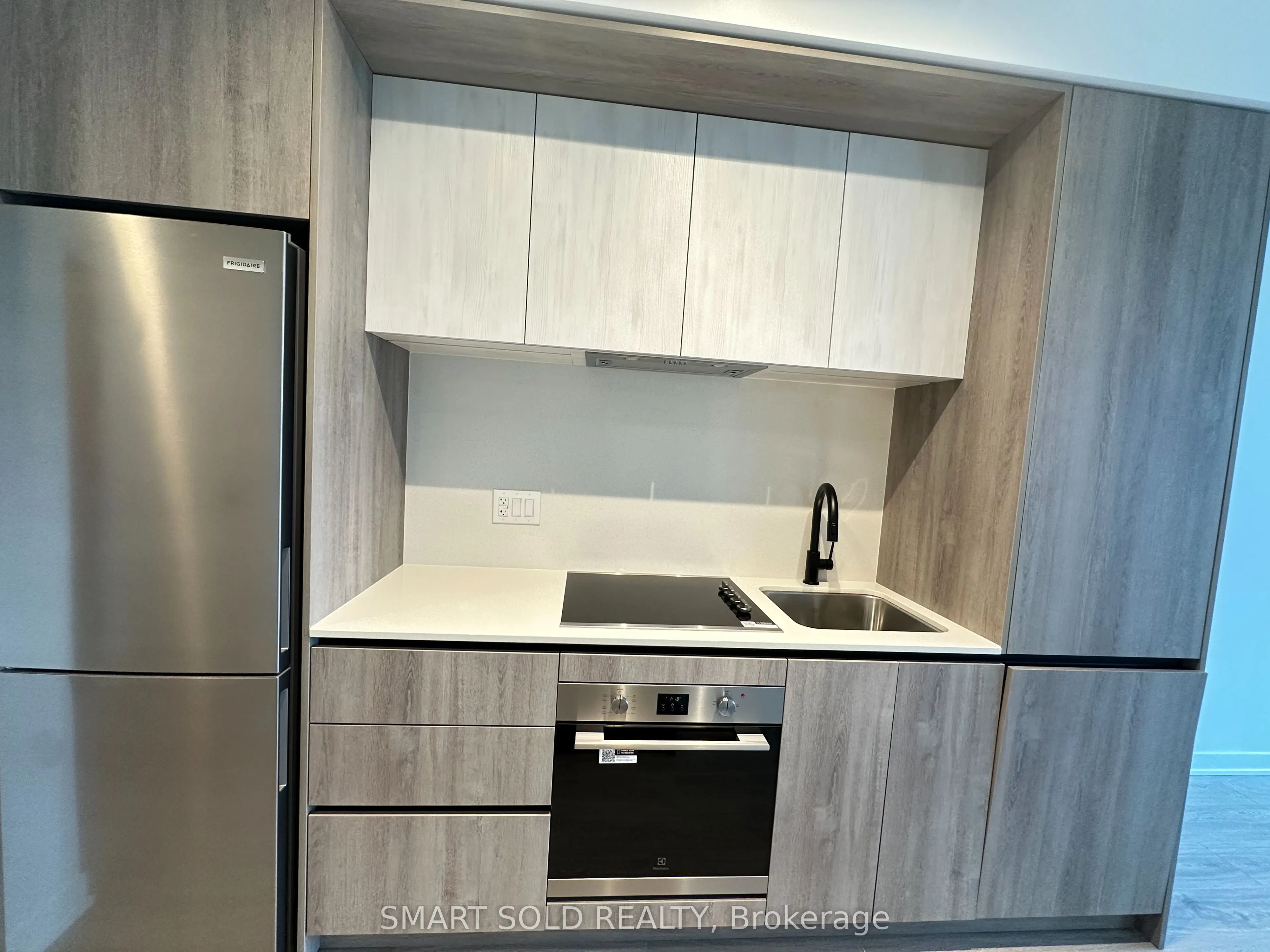 2495 Eglinton Avenue W, #606