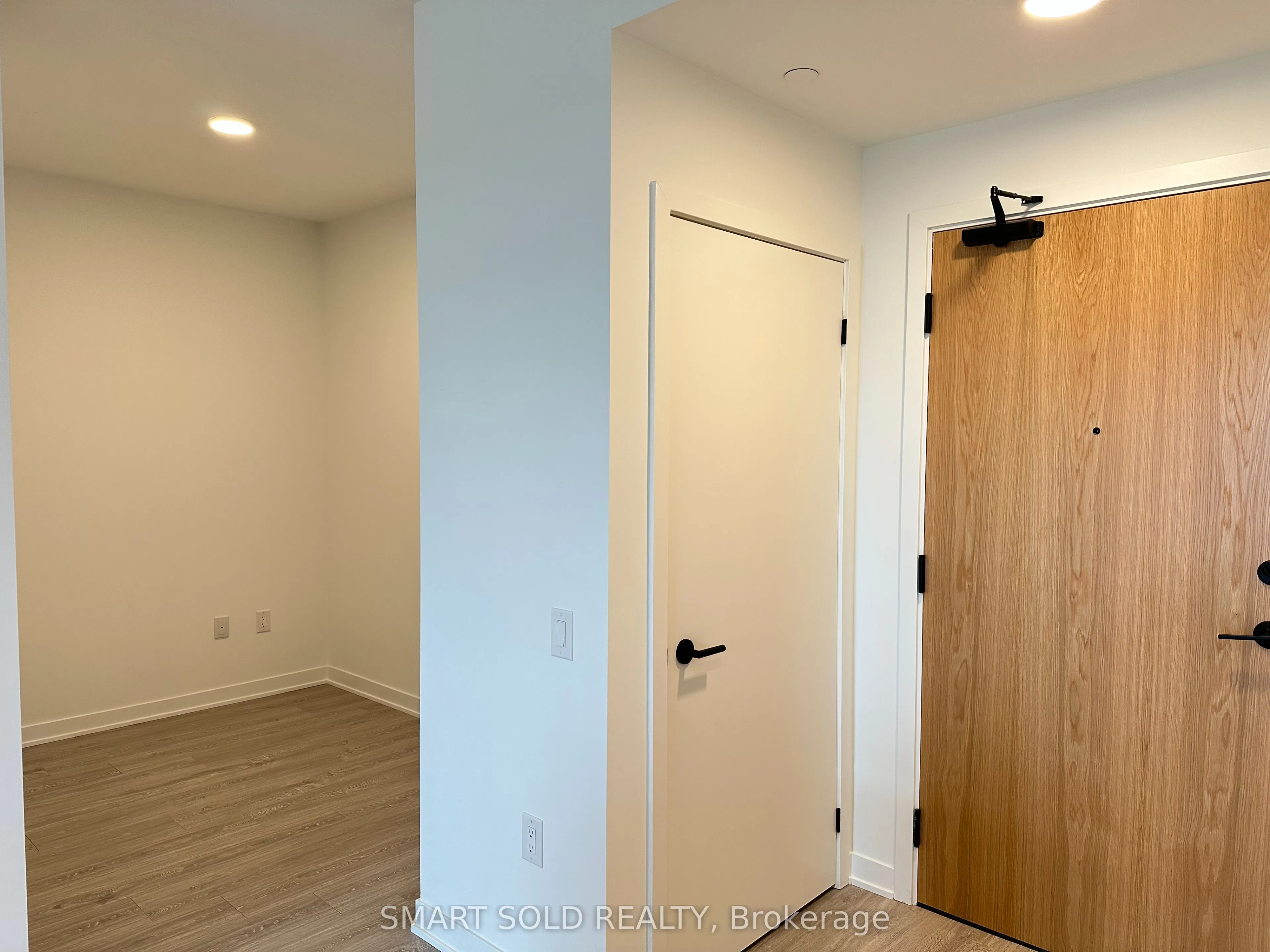 2495 Eglinton Avenue W, #606