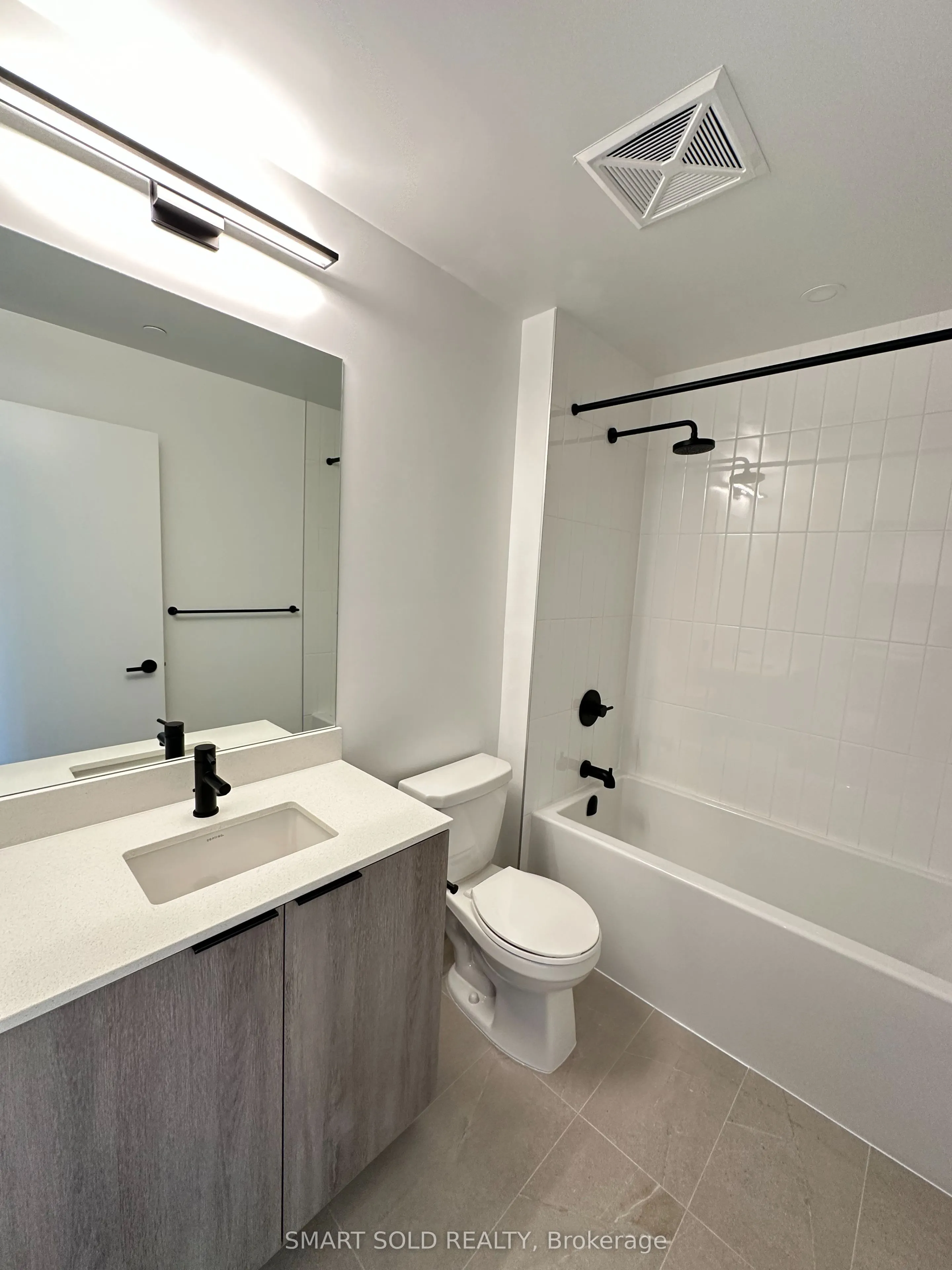 2495 Eglinton Avenue W, #606